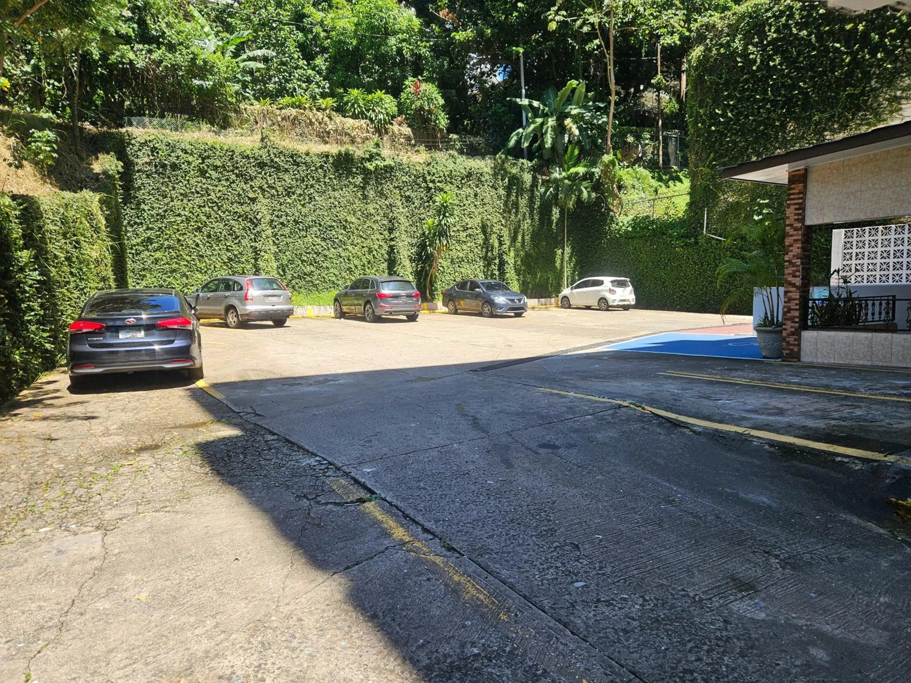 Parking in Hotel Montreal