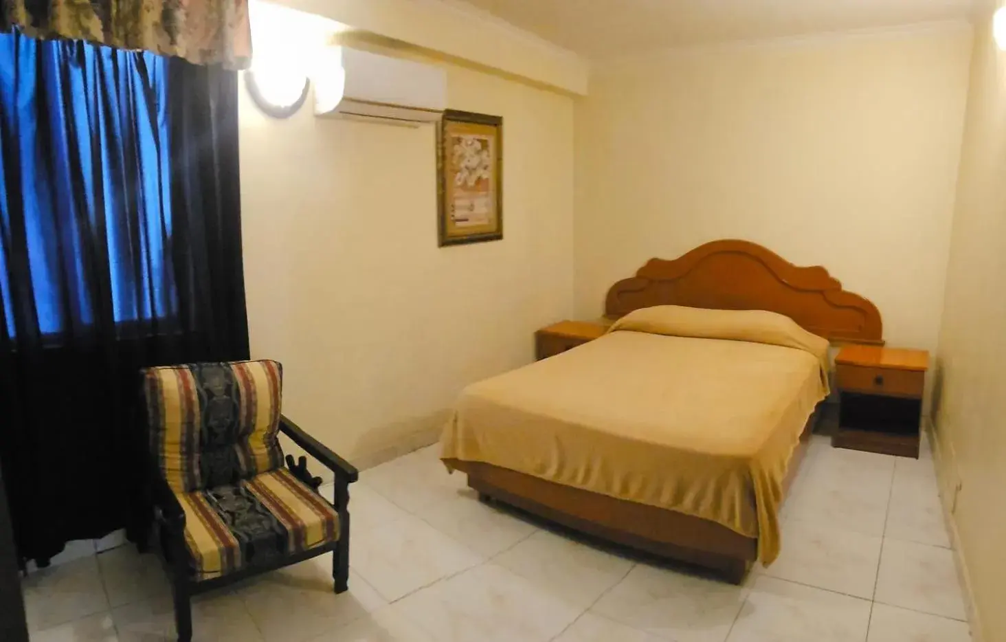 Bed in Hotel Montreal Bed in Hotel Montreal