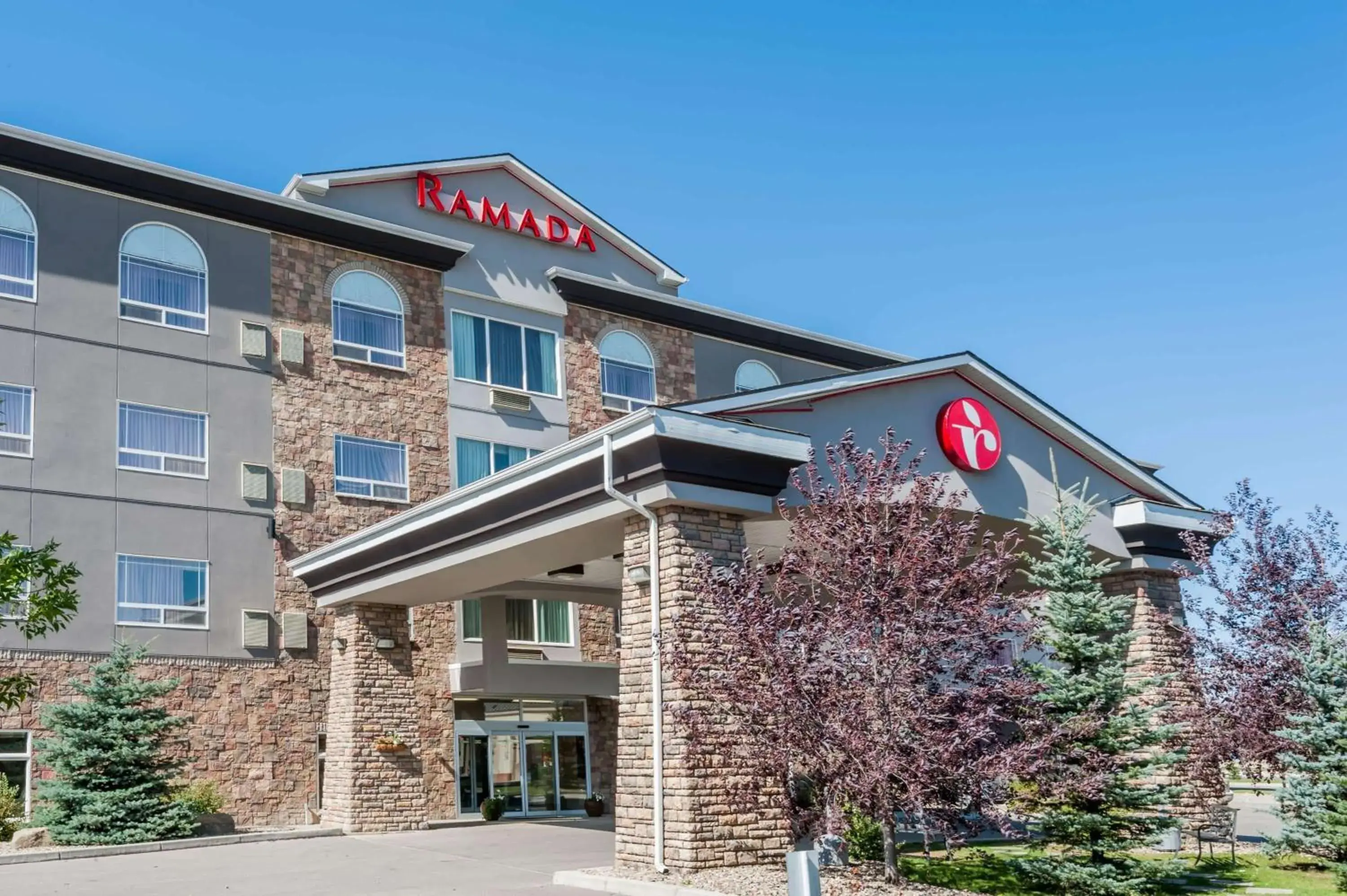 Property building in Ramada by Wyndham High River Property building in Ramada by Wyndham High River