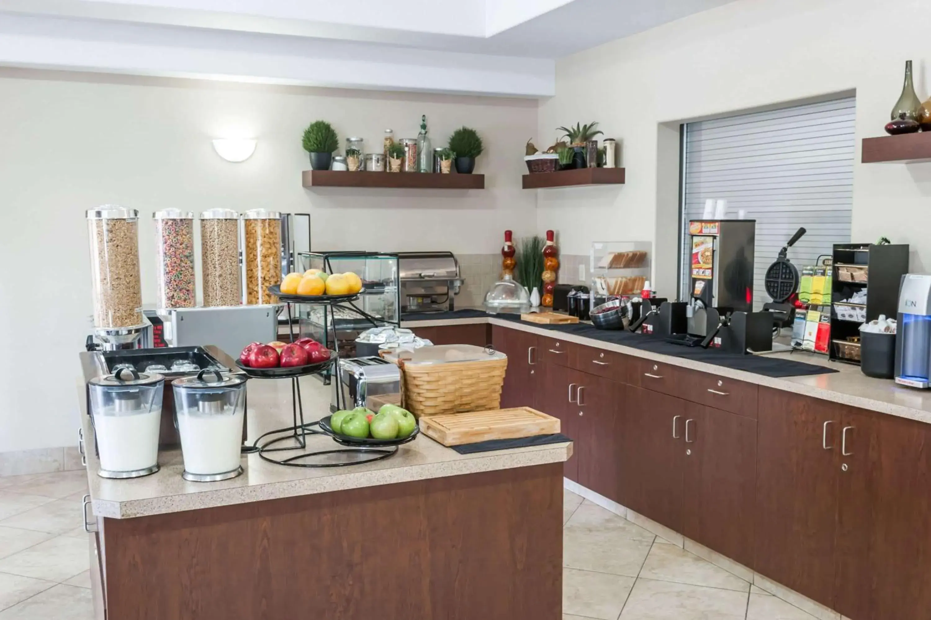 Restaurant/places to eat in Ramada by Wyndham High River Restaurant/places to eat in Ramada by Wyndham High River