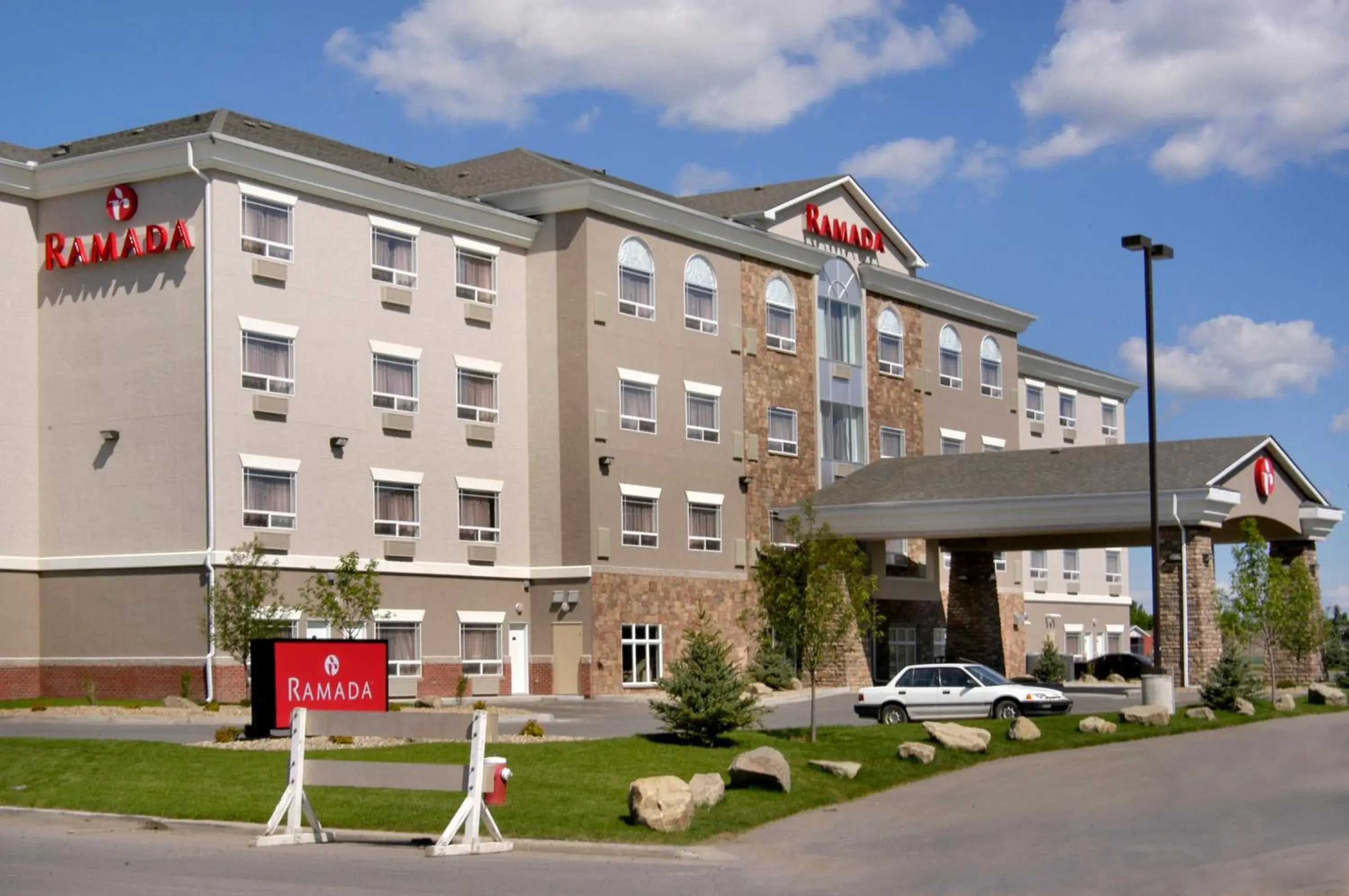 Facade/entrance in Ramada by Wyndham High River Facade/entrance in Ramada by Wyndham High River