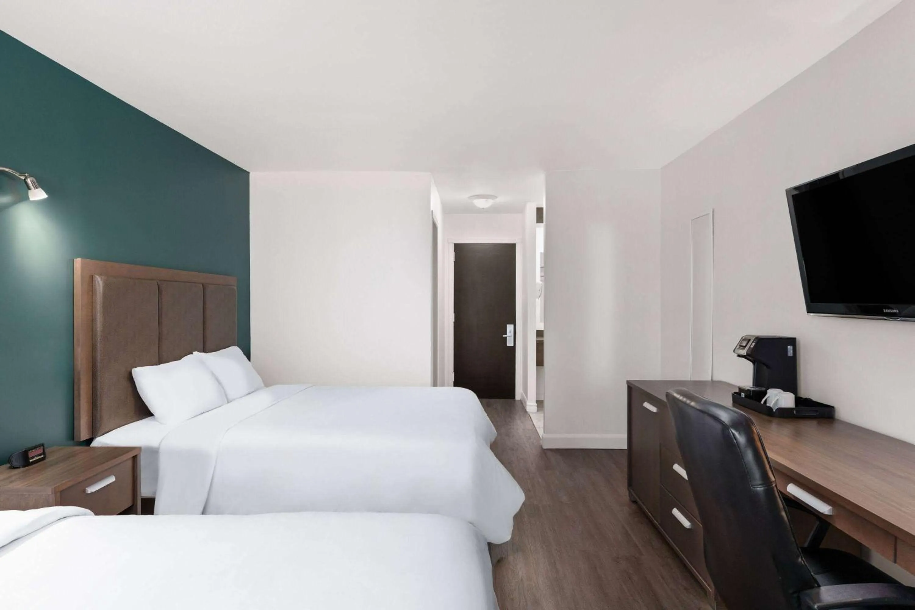 Photo of the whole room, Bed in Travelodge by Wyndham Roberval