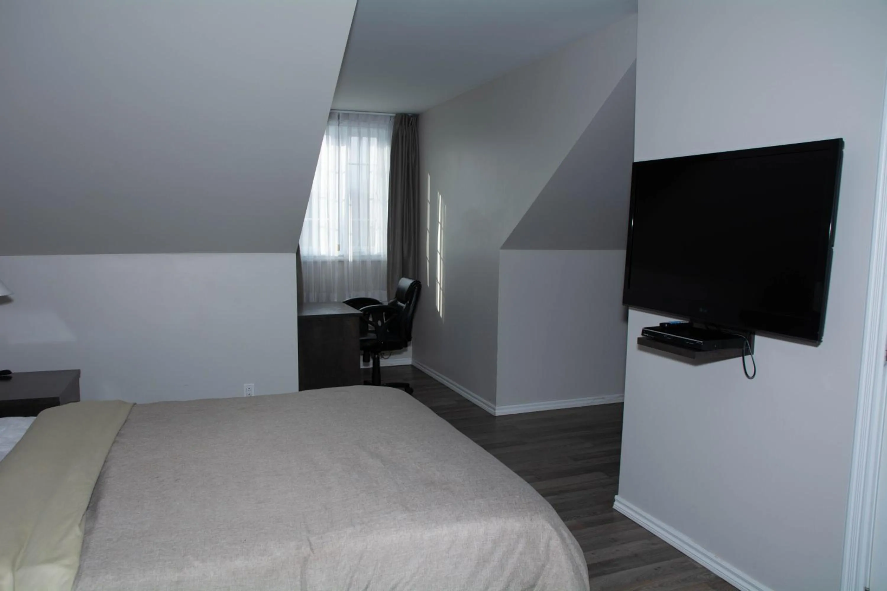 Bedroom, Bed in Travelodge by Wyndham Roberval