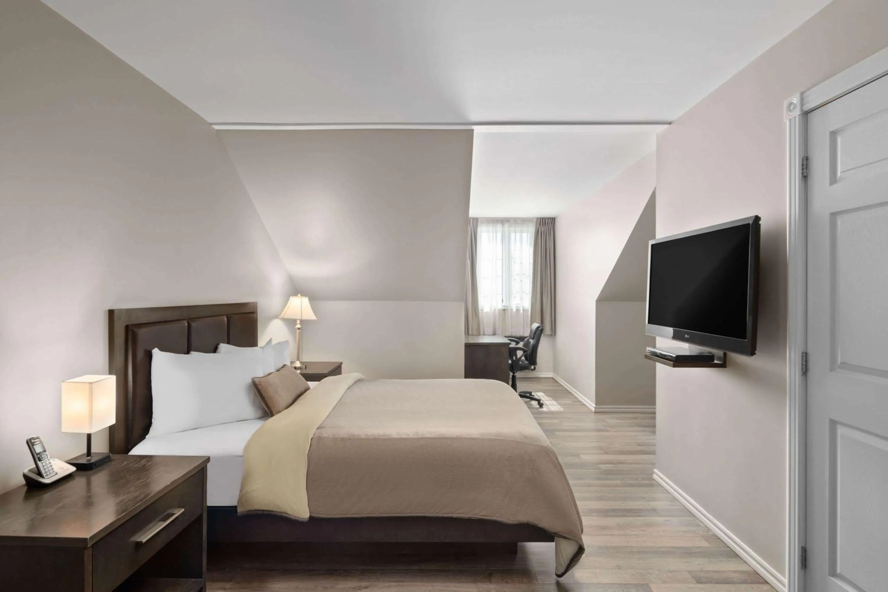 Photo of the whole room, Bed in Travelodge by Wyndham Roberval