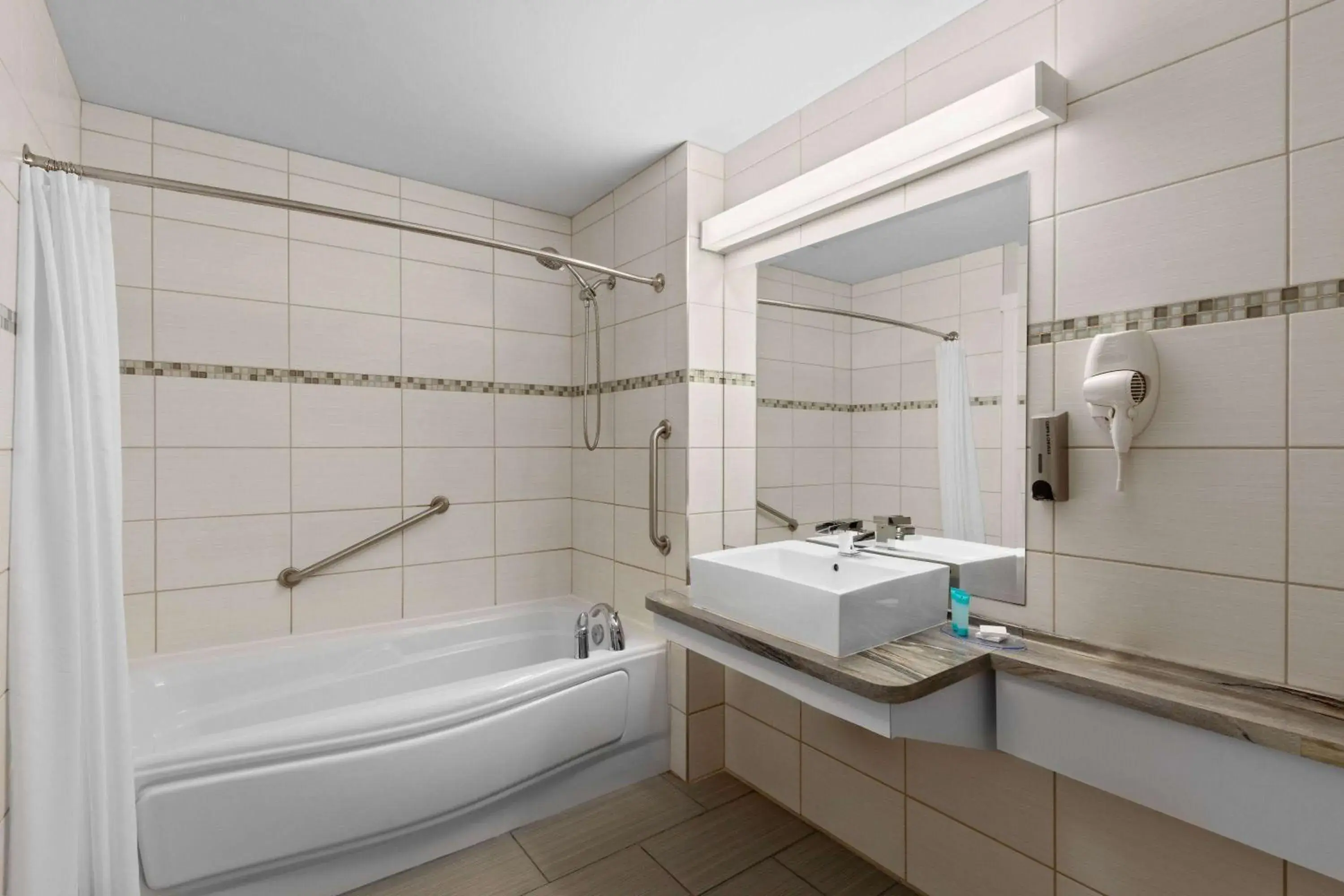 Bathroom in Travelodge by Wyndham Roberval Bathroom in Travelodge by Wyndham Roberval