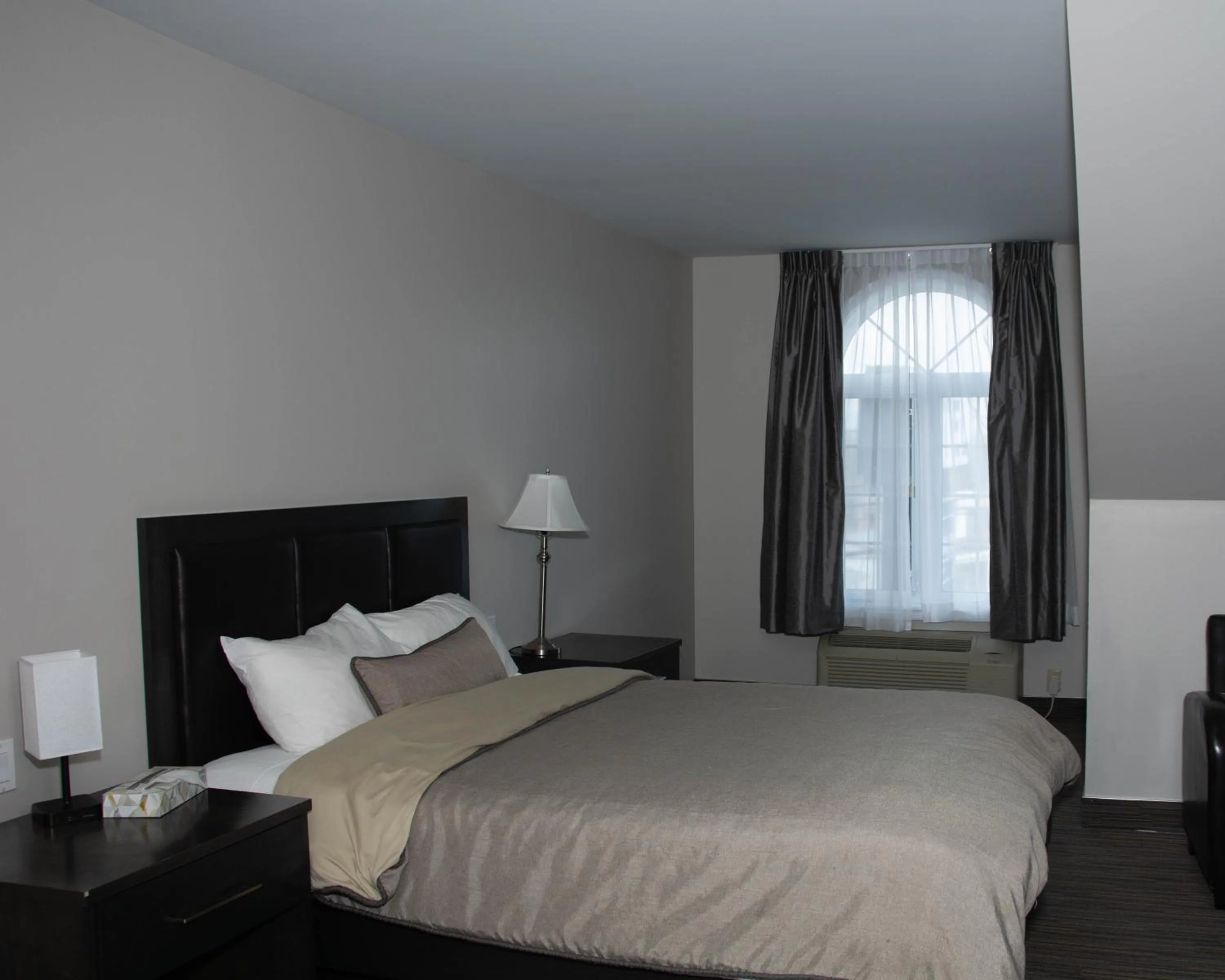 Bedroom, Bed in Travelodge by Wyndham Roberval