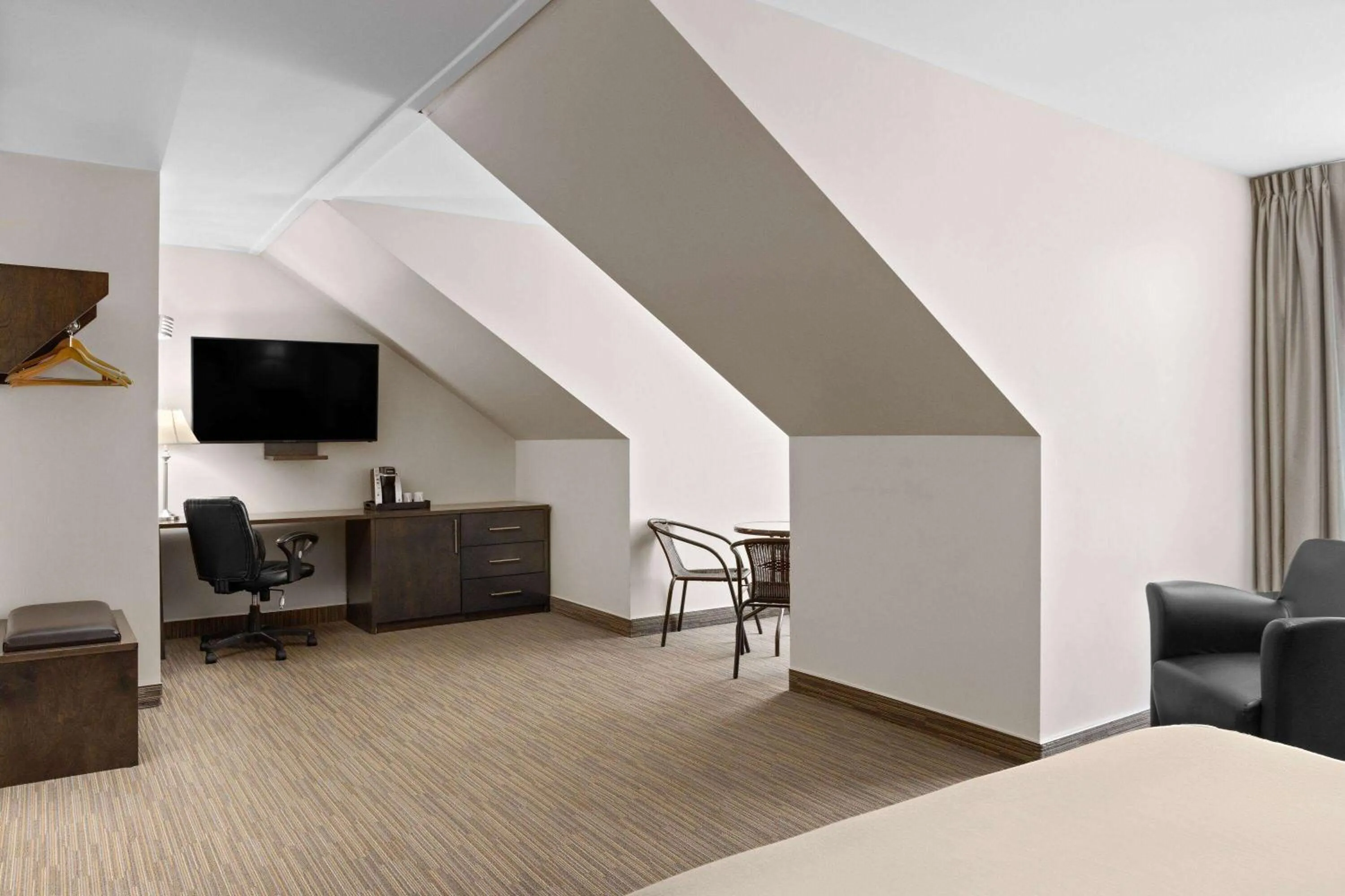 Photo of the whole room, Bed in Travelodge by Wyndham Roberval