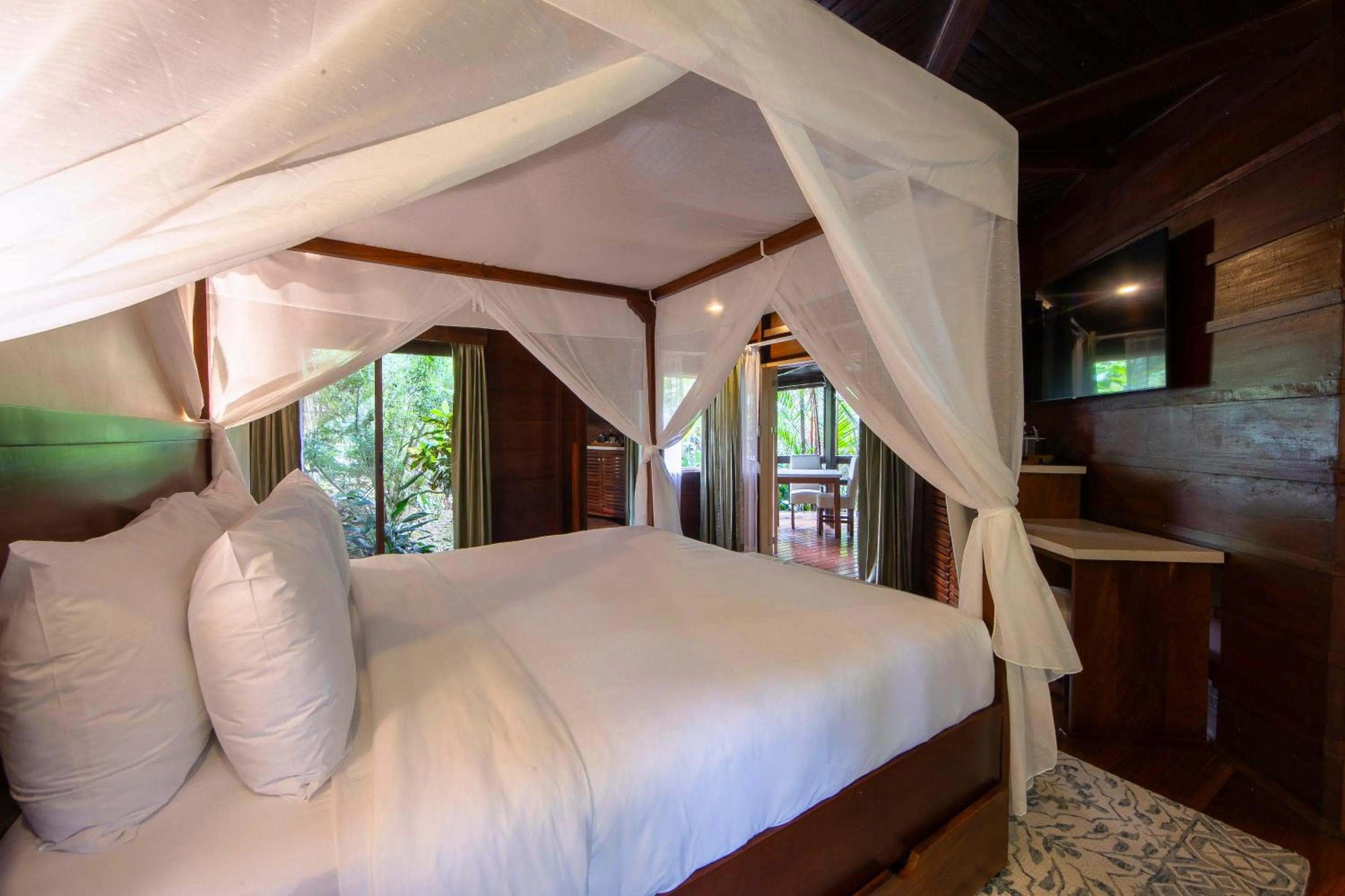 Bed in Chachagua Rainforest Hotel & Hot Springs