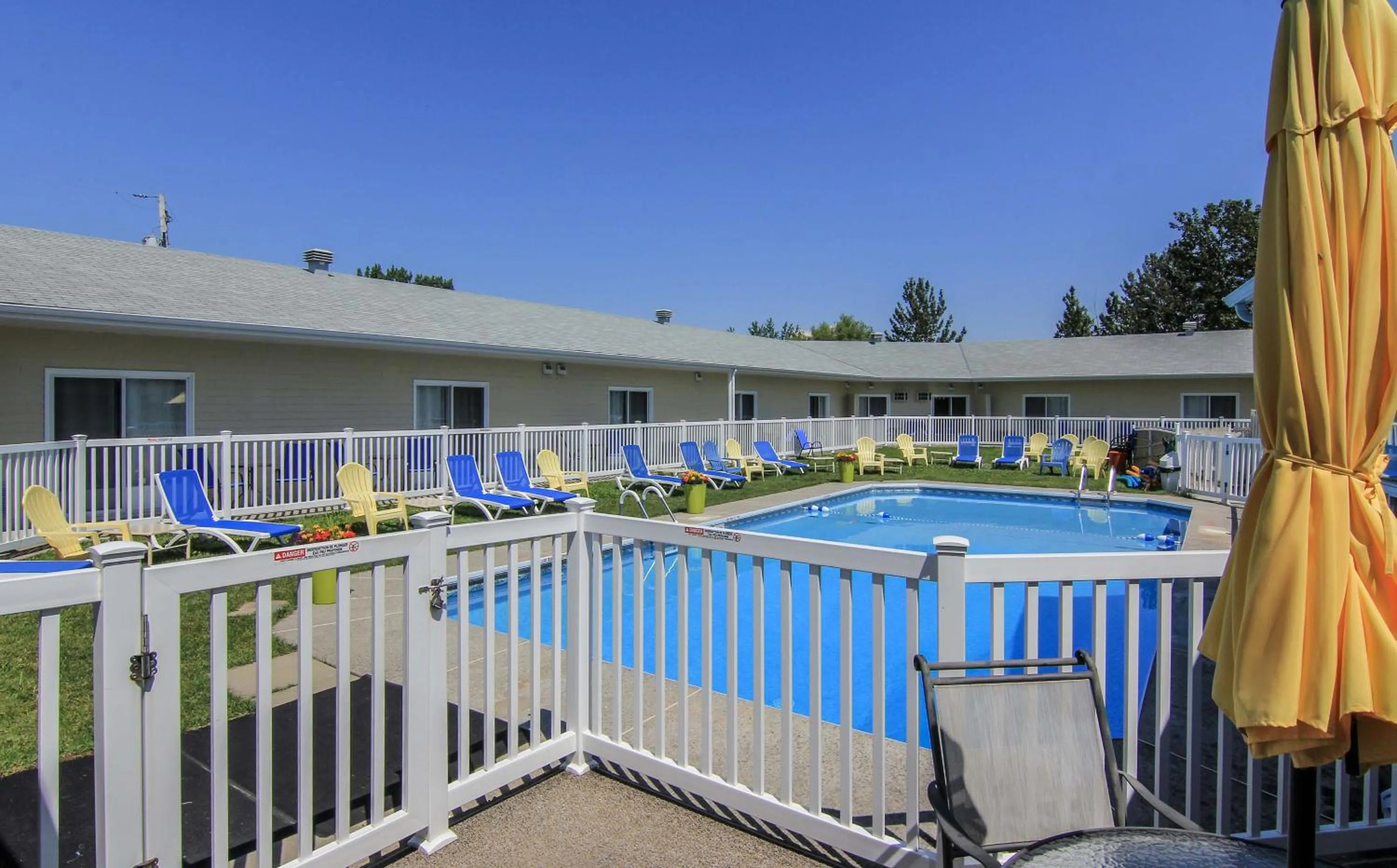 Pool view in Motel Roberval