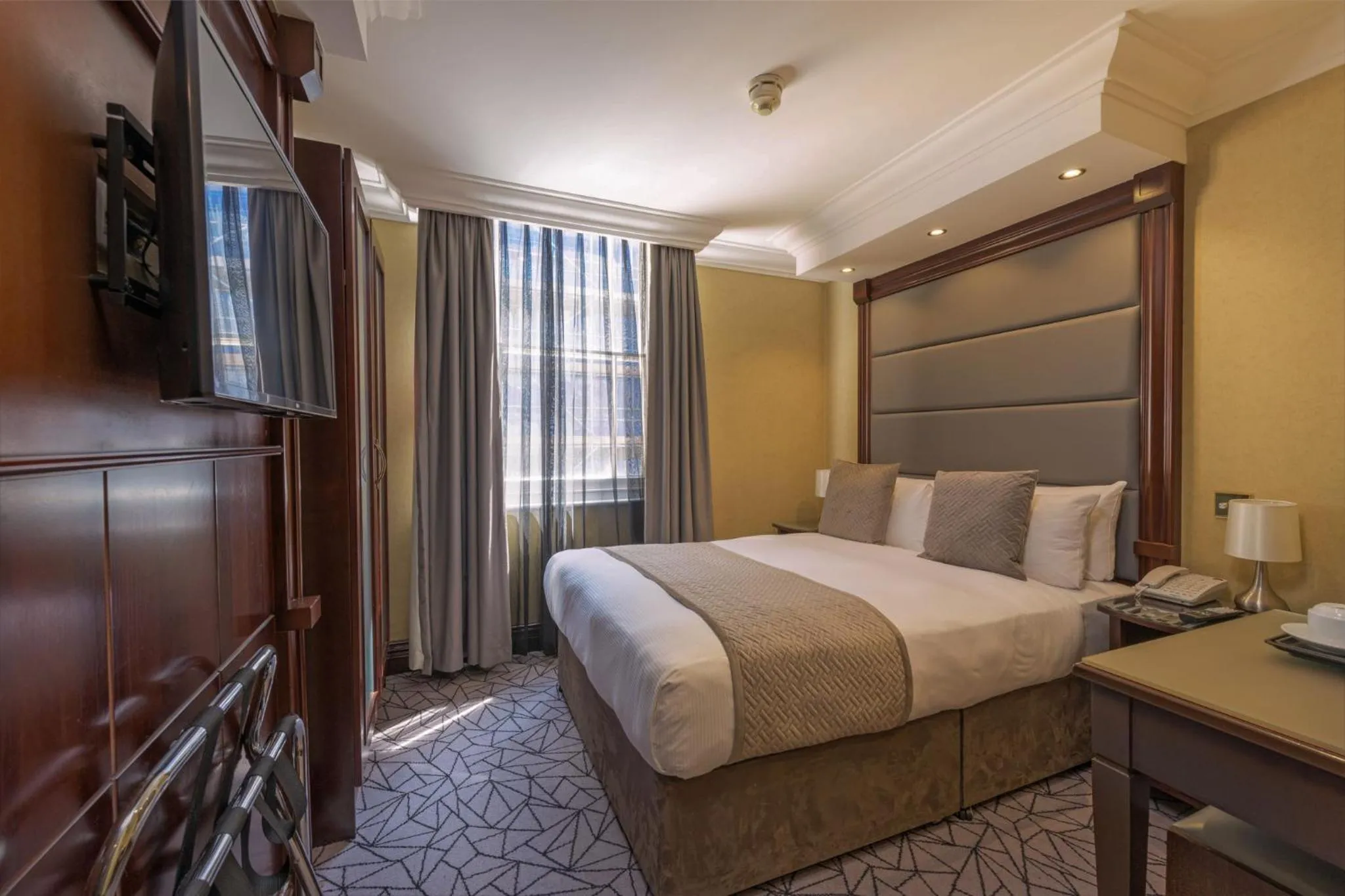 Photo of the whole room, Bed in Hyde Park International