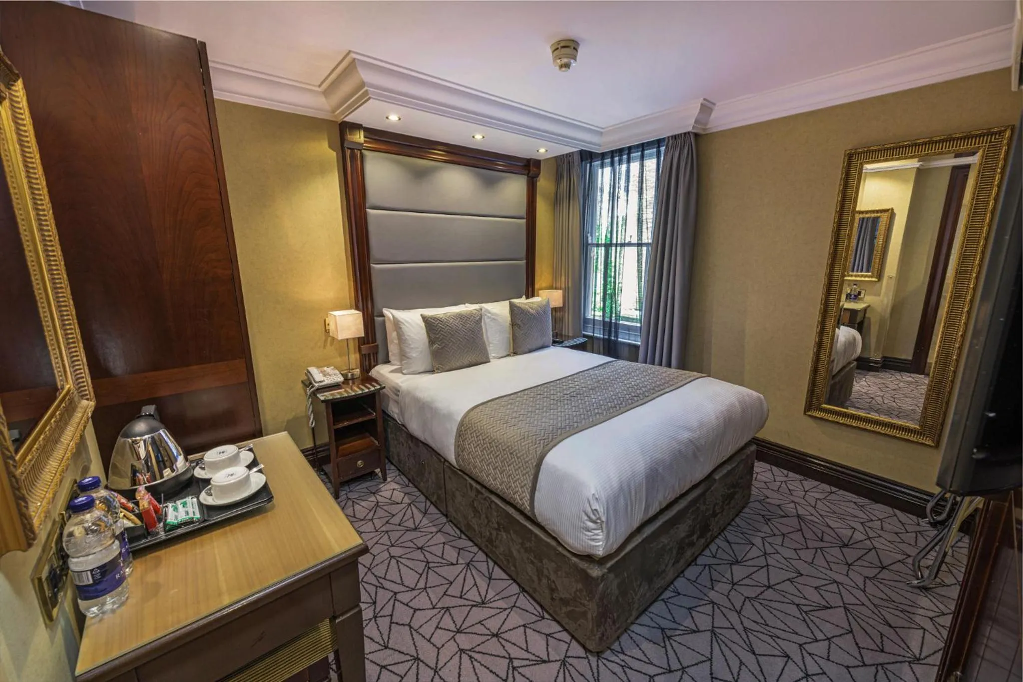 Photo of the whole room, Bed in Hyde Park International