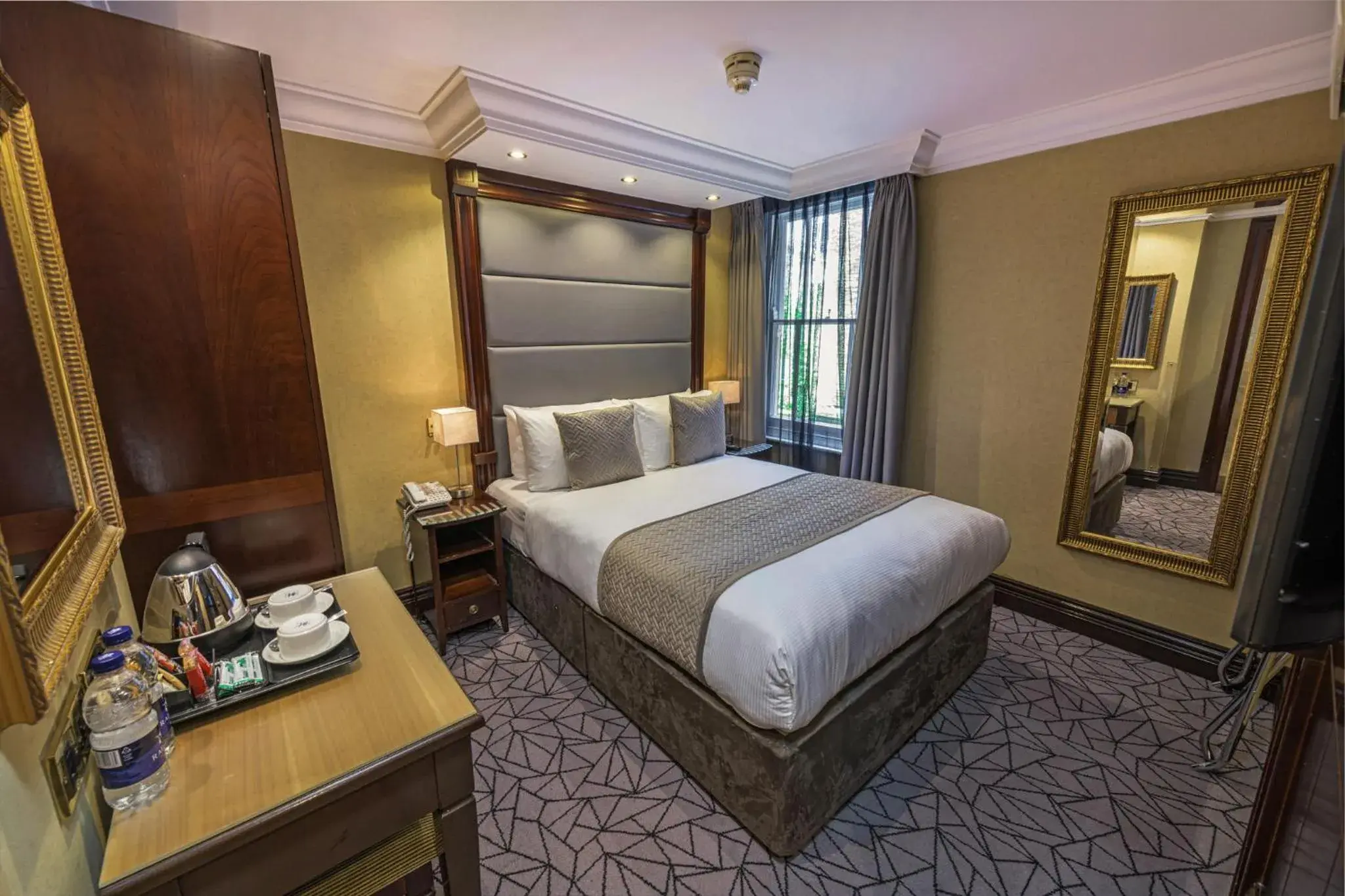 Small Double Room in Hyde Park International Small Double Room in Hyde Park International