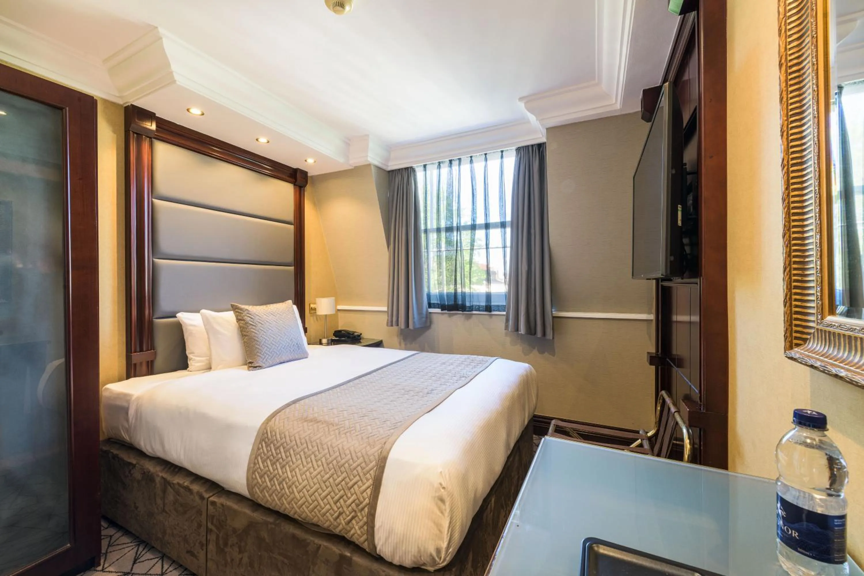 Photo of the whole room, Bed in Hyde Park International