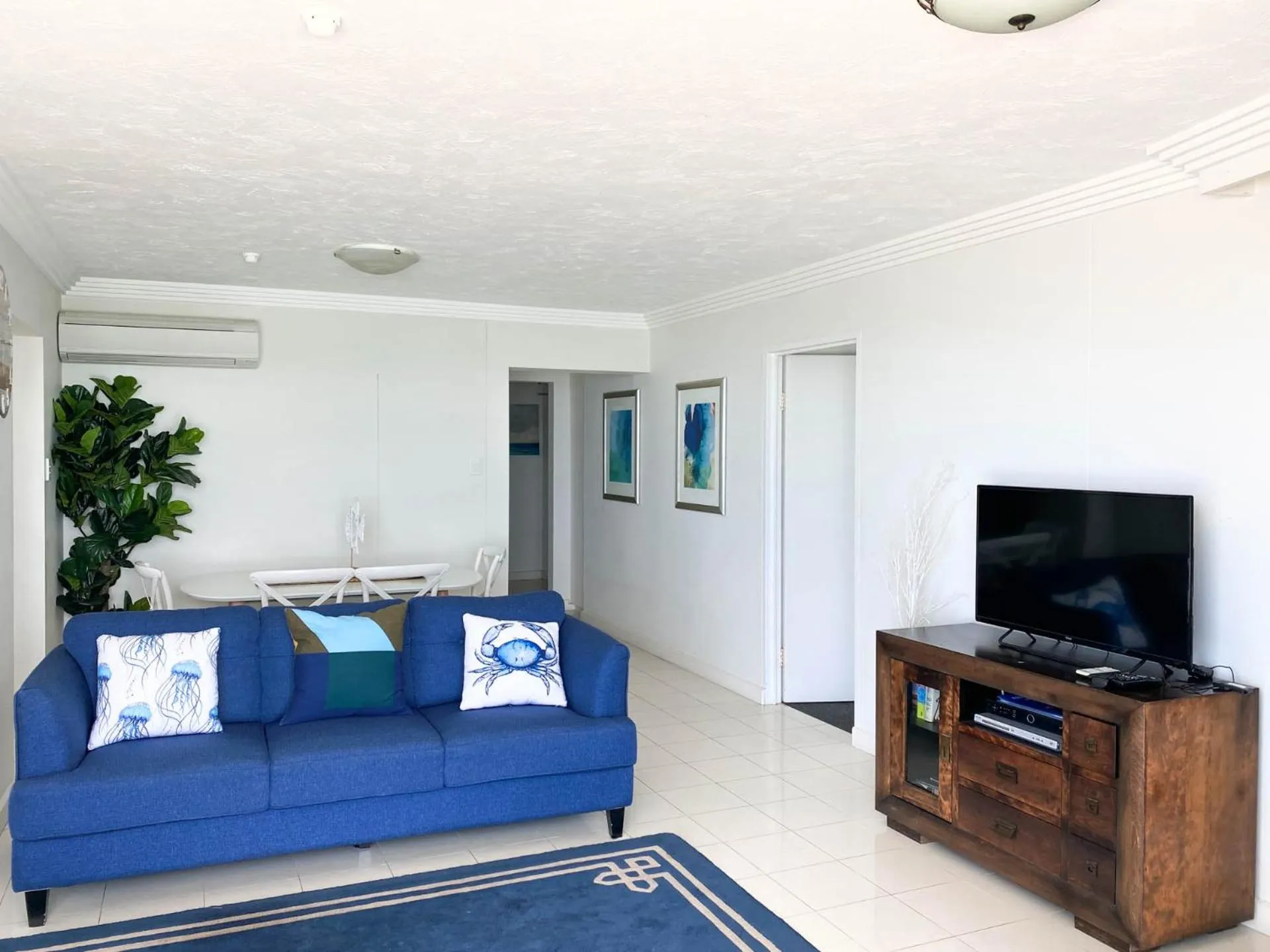 TV and multimedia in Beachside Tower Apartments