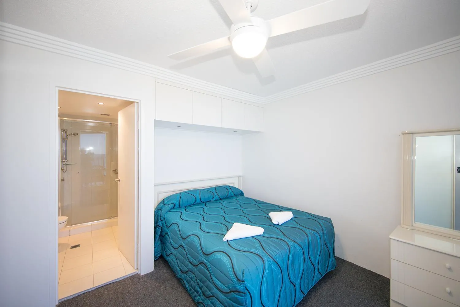 Bathroom, Bed in Beachside Tower Apartments