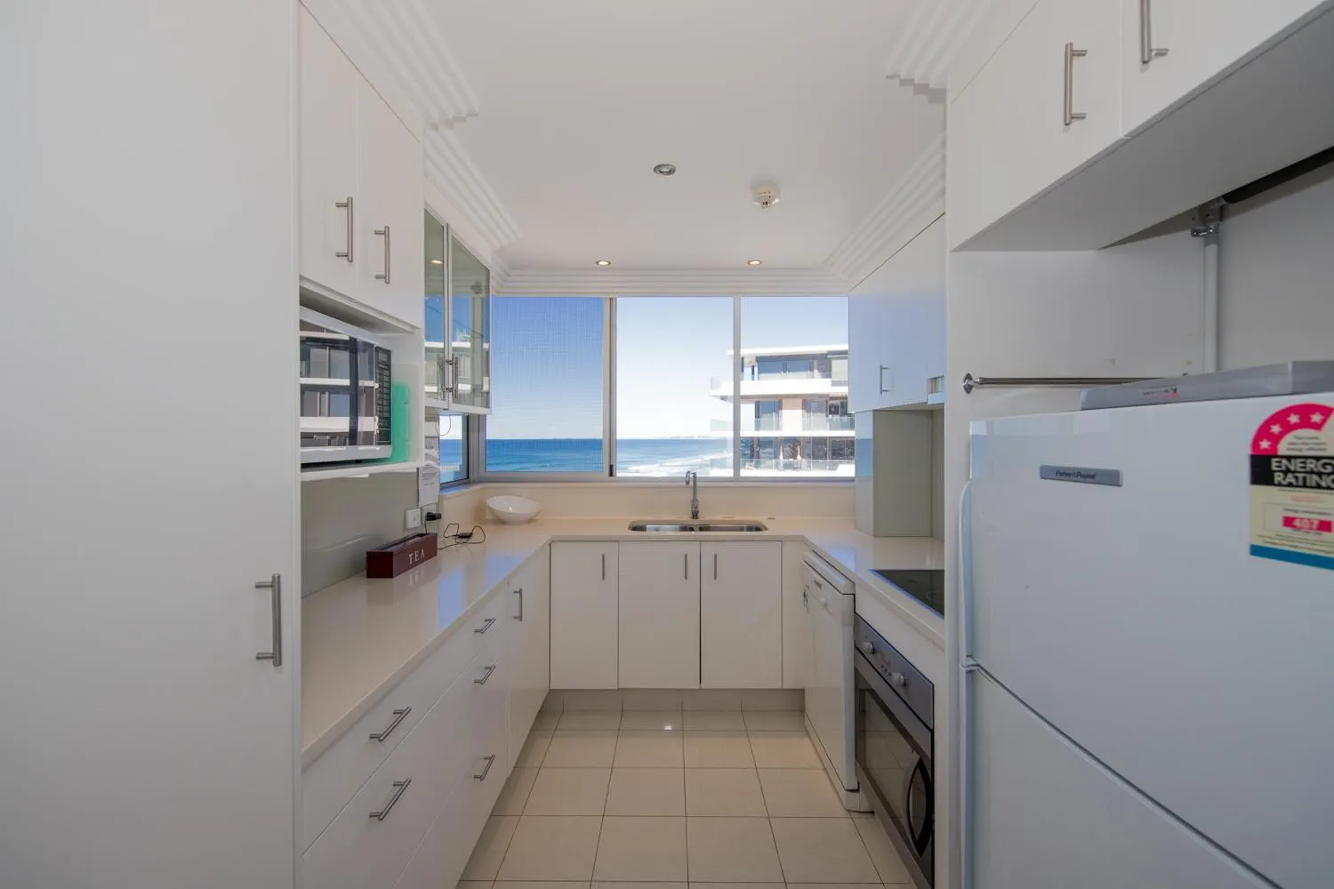Kitchen or kitchenette in Beachside Tower Apartments