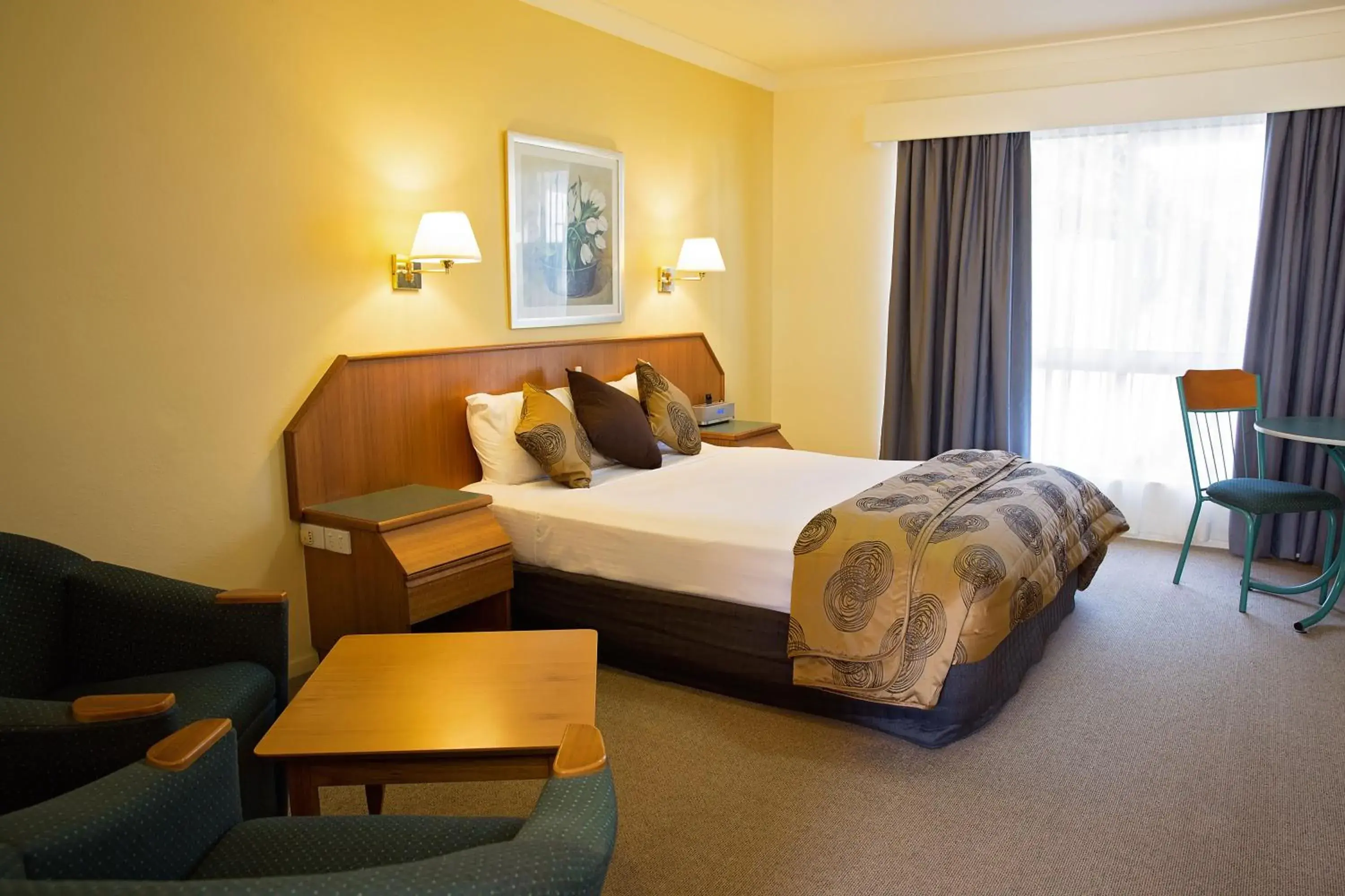 Superior Queen in White Lace Motor Inn Superior Queen in White Lace Motor Inn