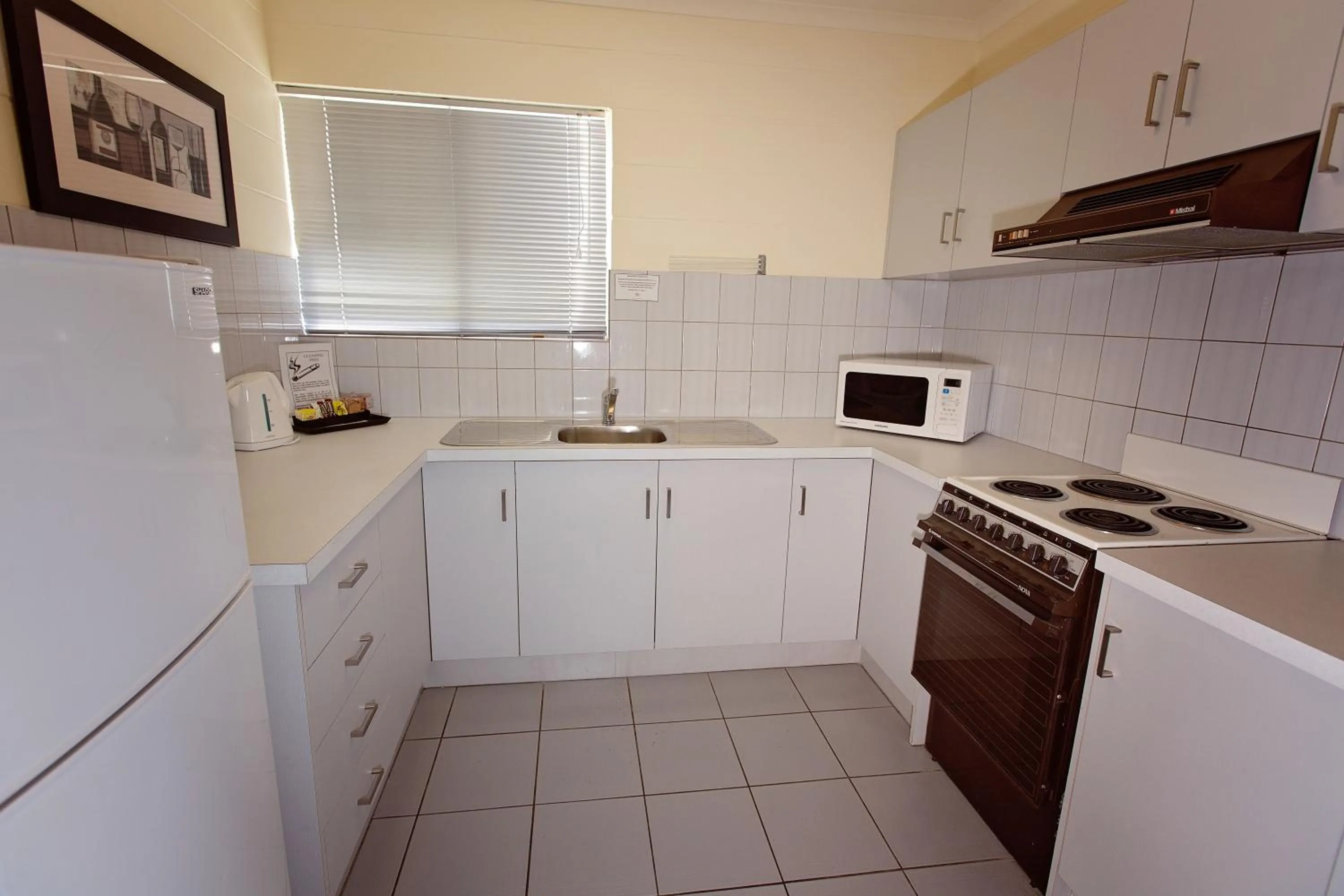 Kitchen or kitchenette in White Lace Motor Inn