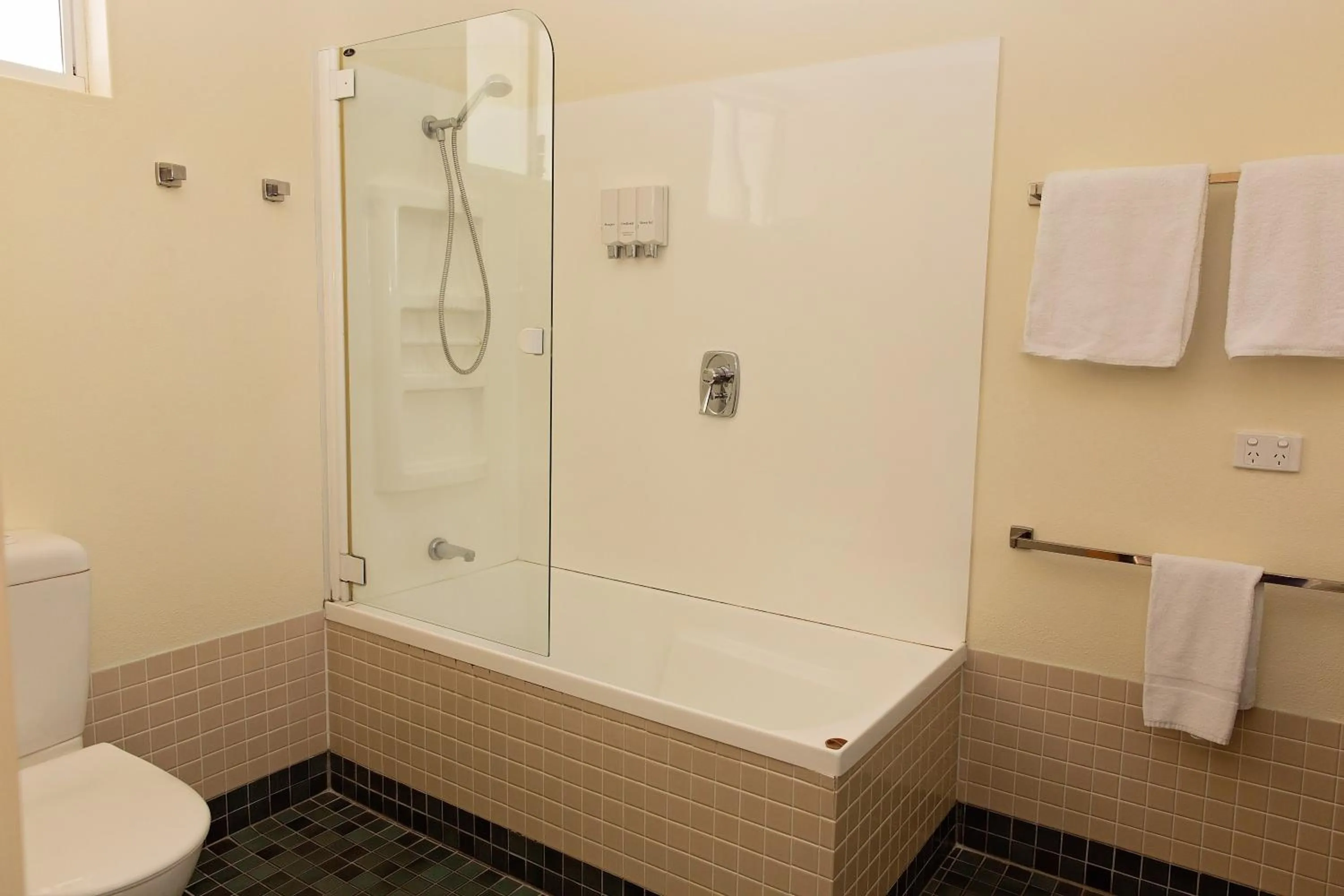 Bathroom in White Lace Motor Inn