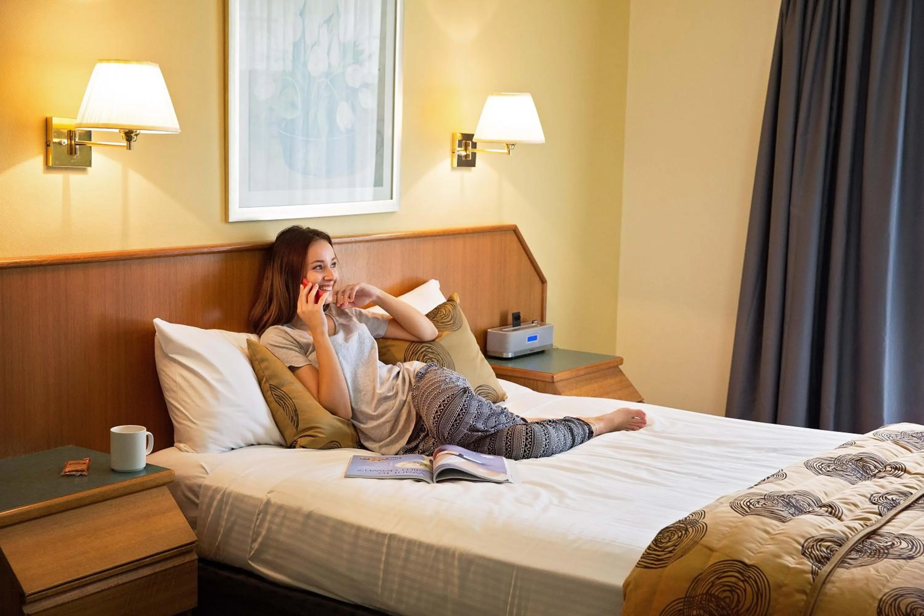 Bedroom, Bed in White Lace Motor Inn