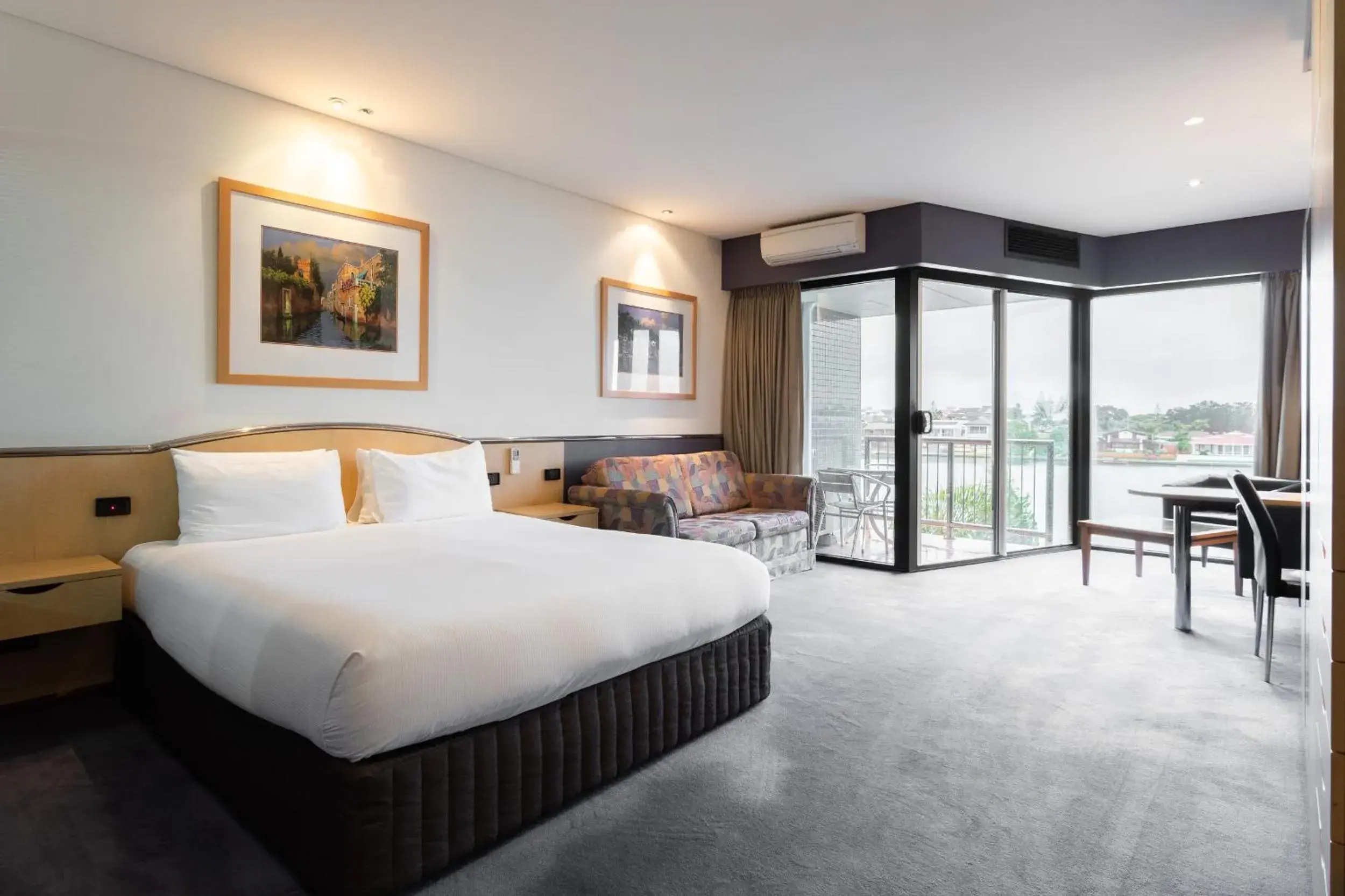 Photo of the whole room, Bed in Lakes Hotel Photo of the whole room, Bed in Lakes Hotel