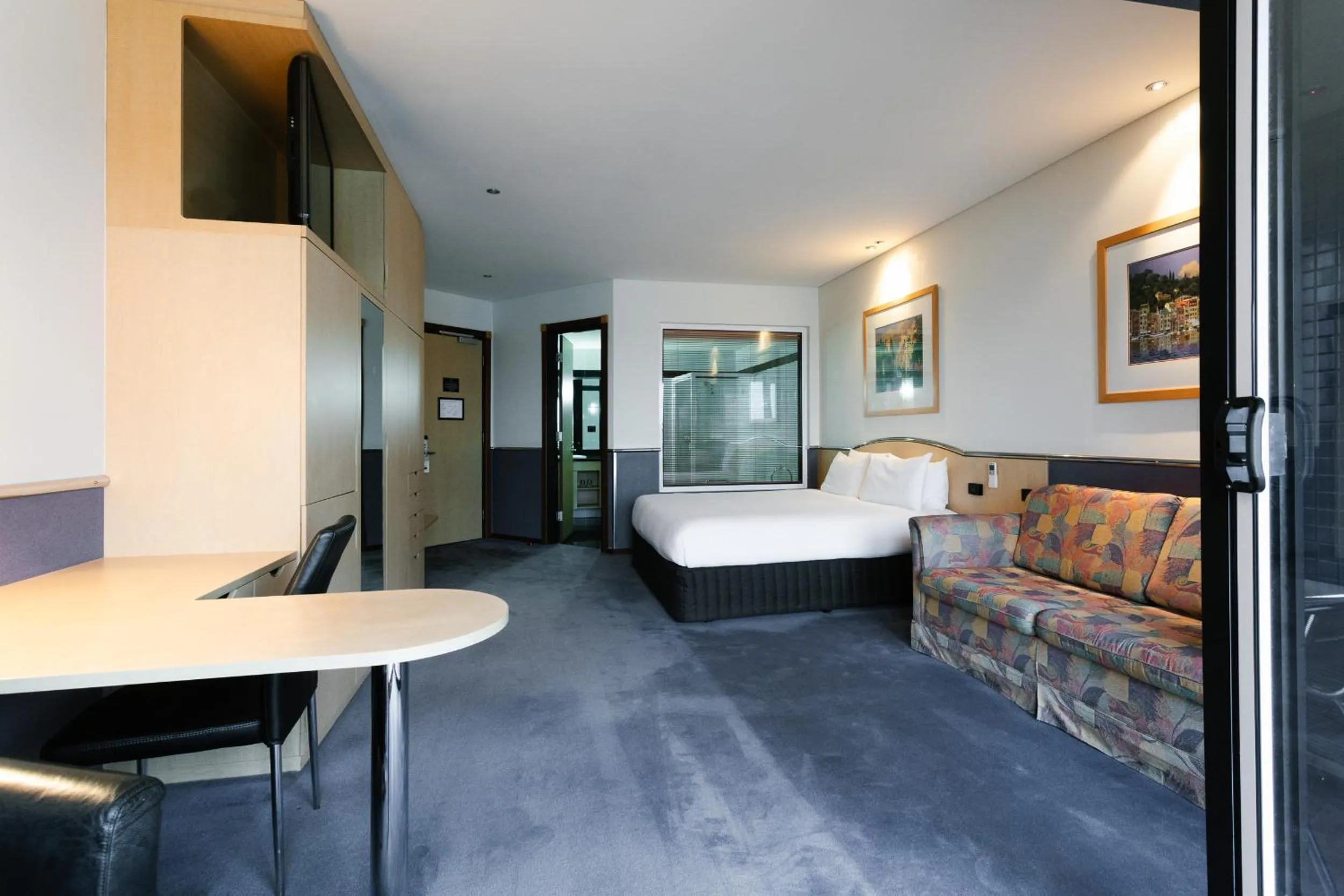 Photo of the whole room in Lakes Hotel