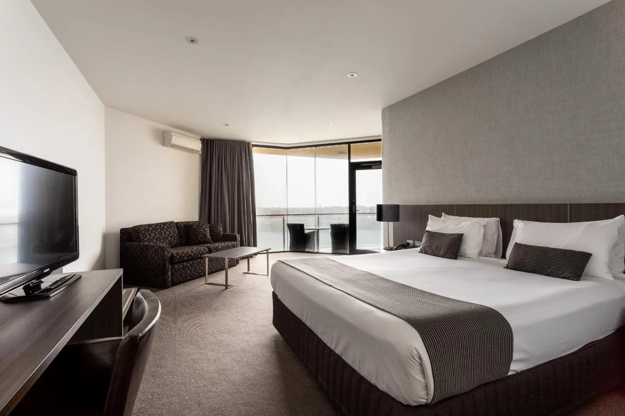 TV and multimedia, Bed in Lakes Hotel TV and multimedia, Bed in Lakes Hotel