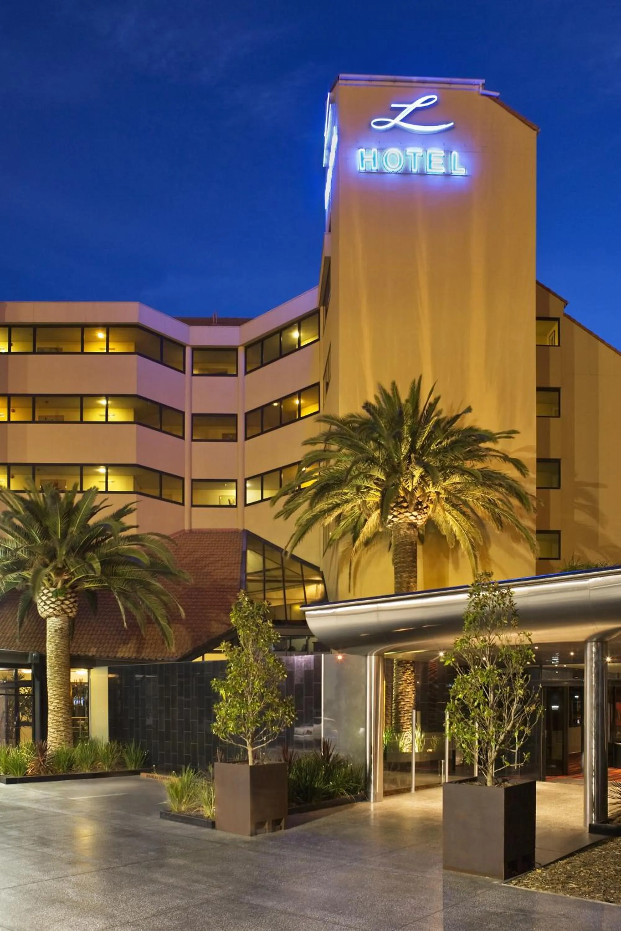 Facade/entrance in Lakes Hotel