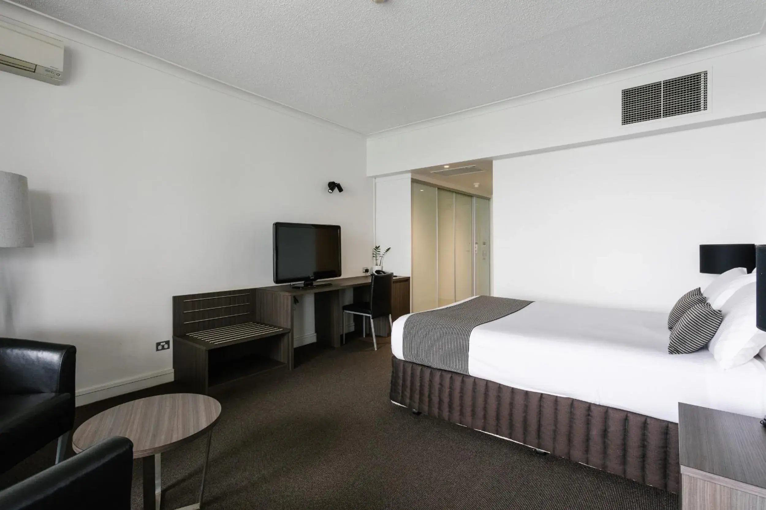 TV and multimedia, Bed in Lakes Hotel TV and multimedia, Bed in Lakes Hotel