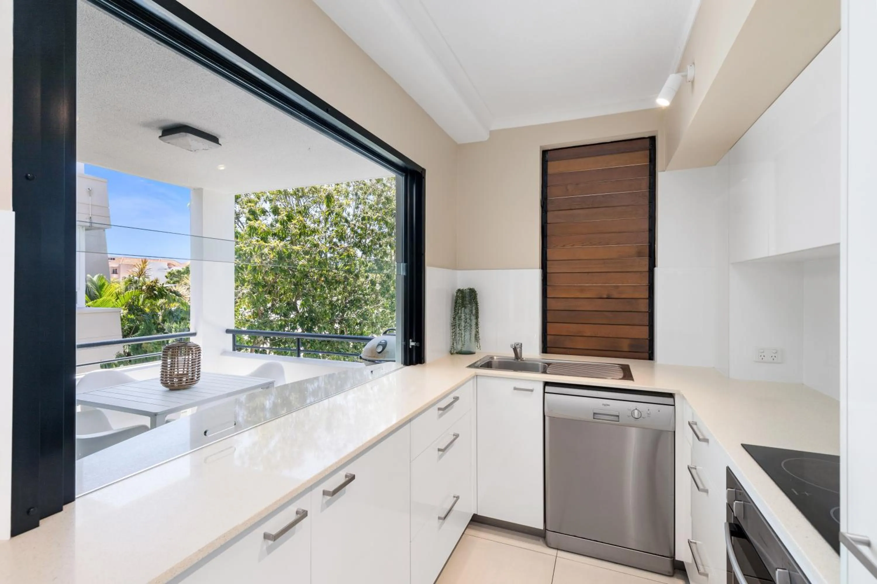 Kitchen or kitchenette in Bella Casa Noosa