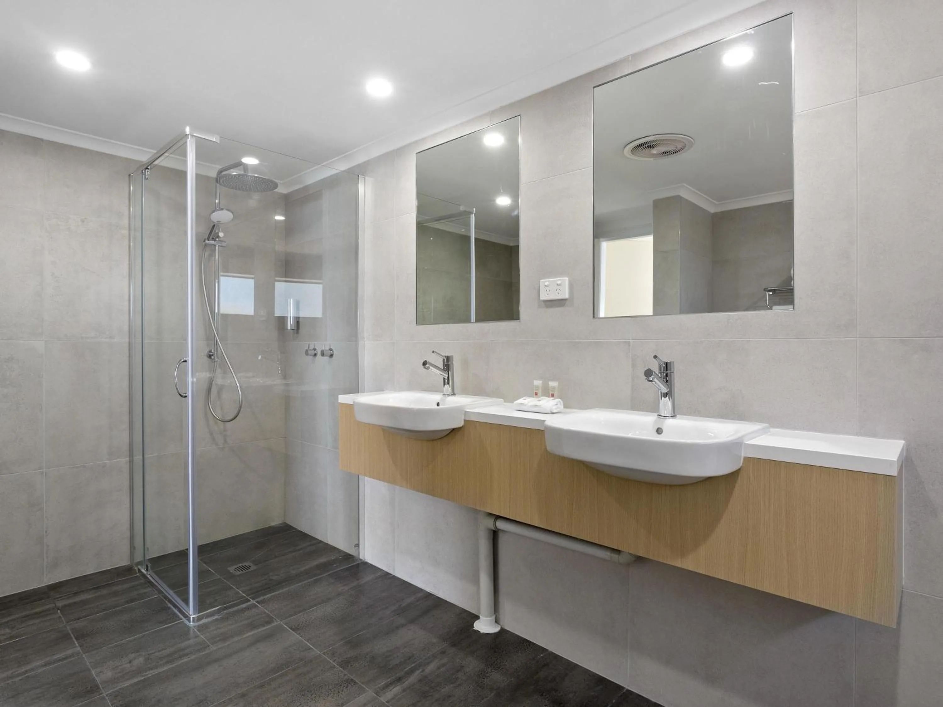 Bedroom in ibis Styles Canberra Eagle Hawk