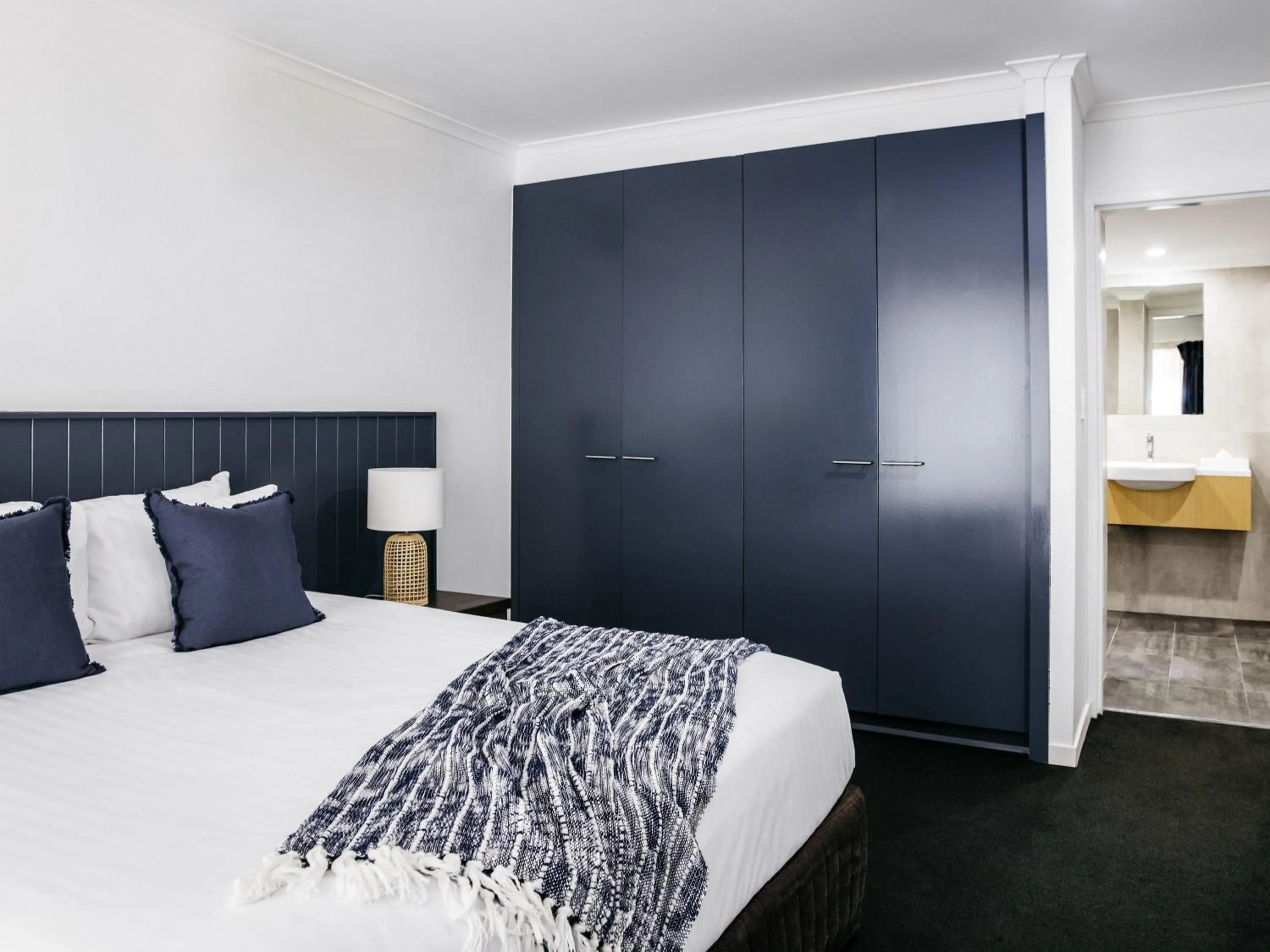 Bedroom, Bed in ibis Styles Canberra Eagle Hawk