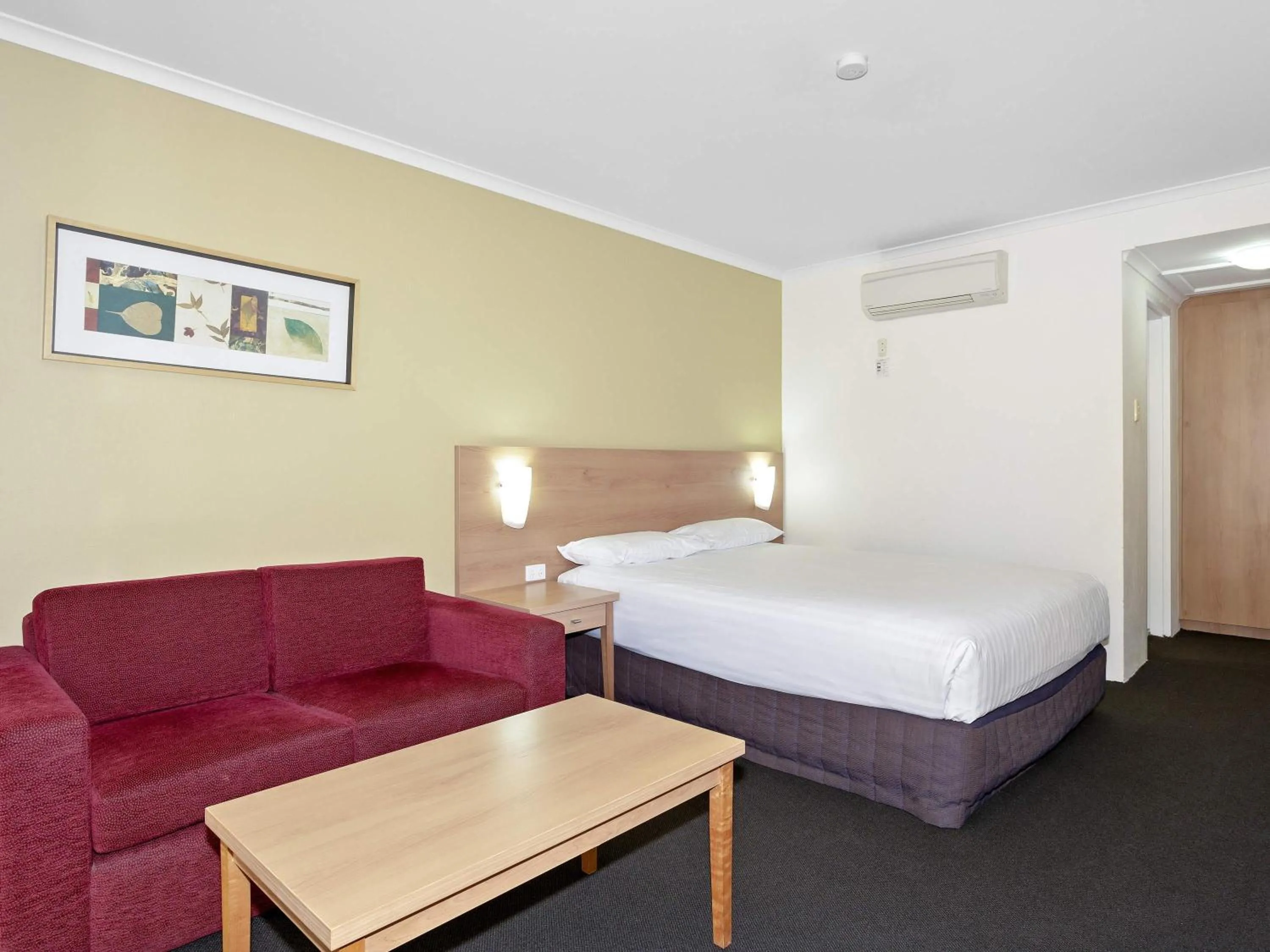 Bedroom, Bed in ibis Styles Canberra Eagle Hawk