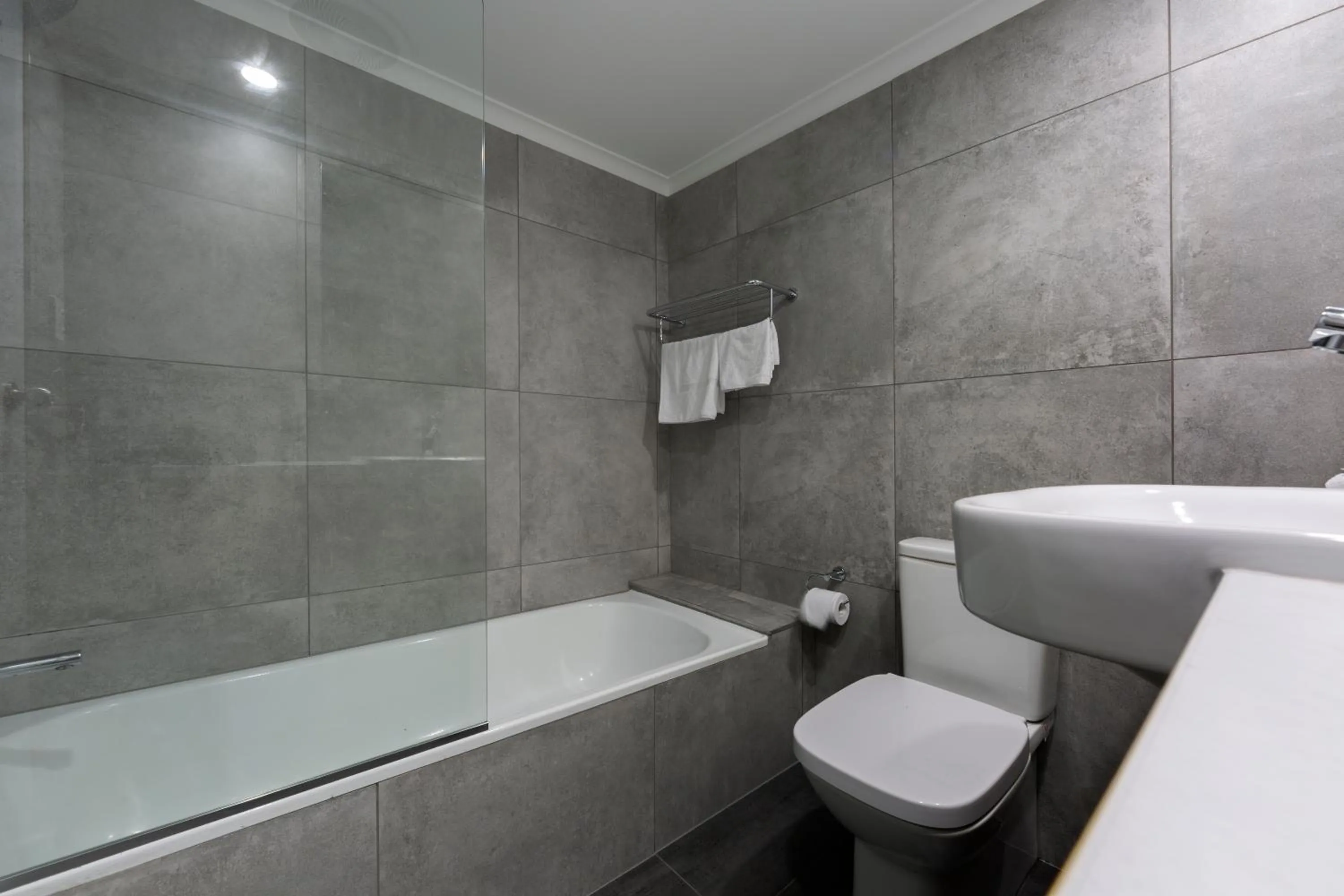 Bathroom in ibis Styles Canberra Eagle Hawk