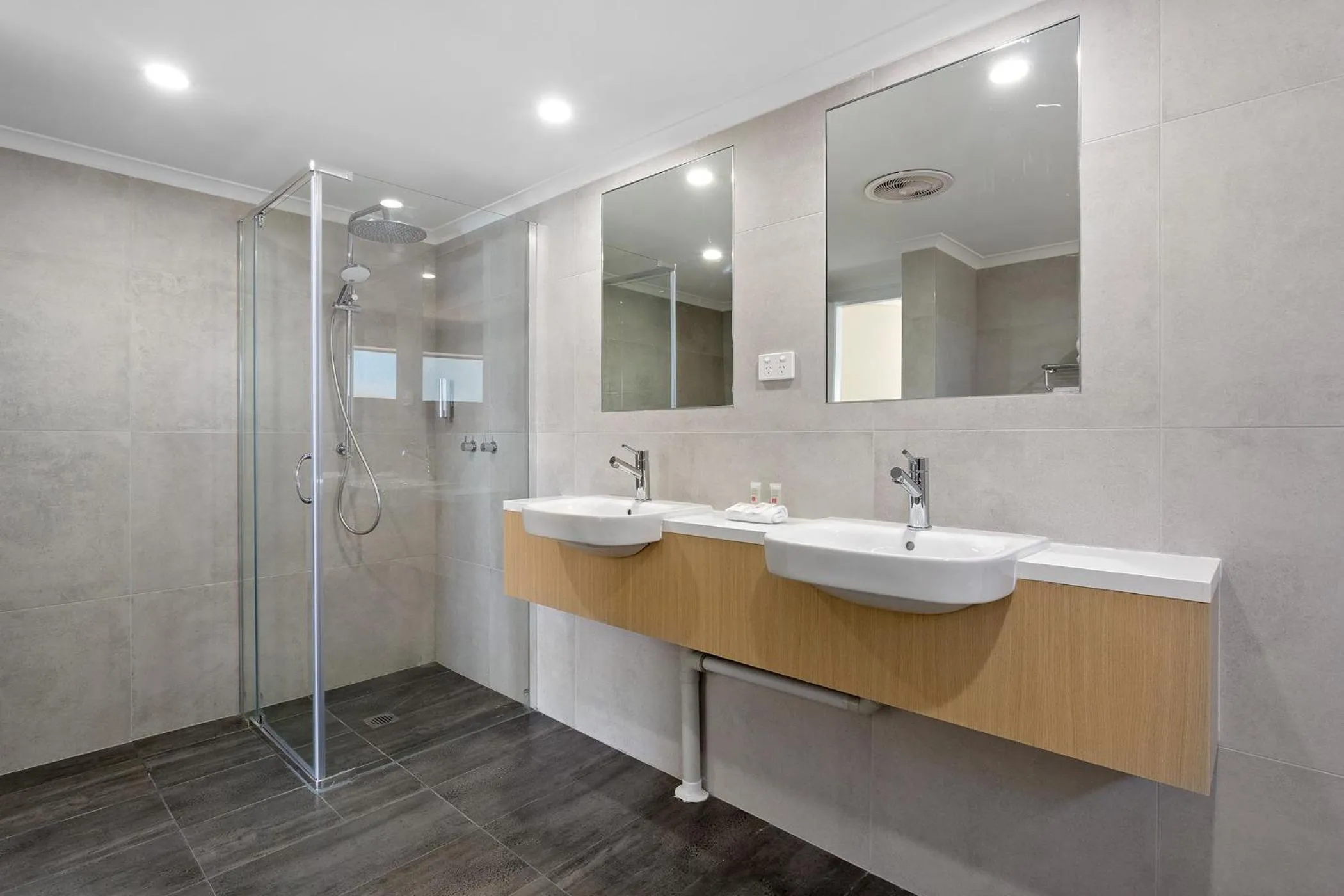 Shower in ibis Styles Canberra Eagle Hawk