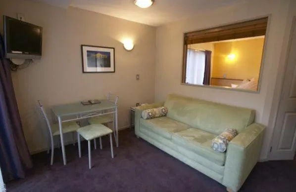 Communal lounge/ TV room in Athena Motel