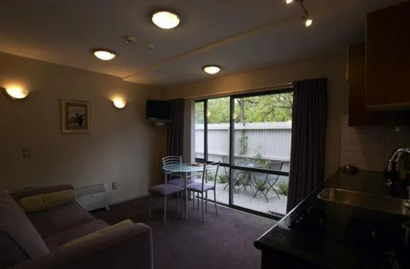 Communal lounge/ TV room in Athena Motel