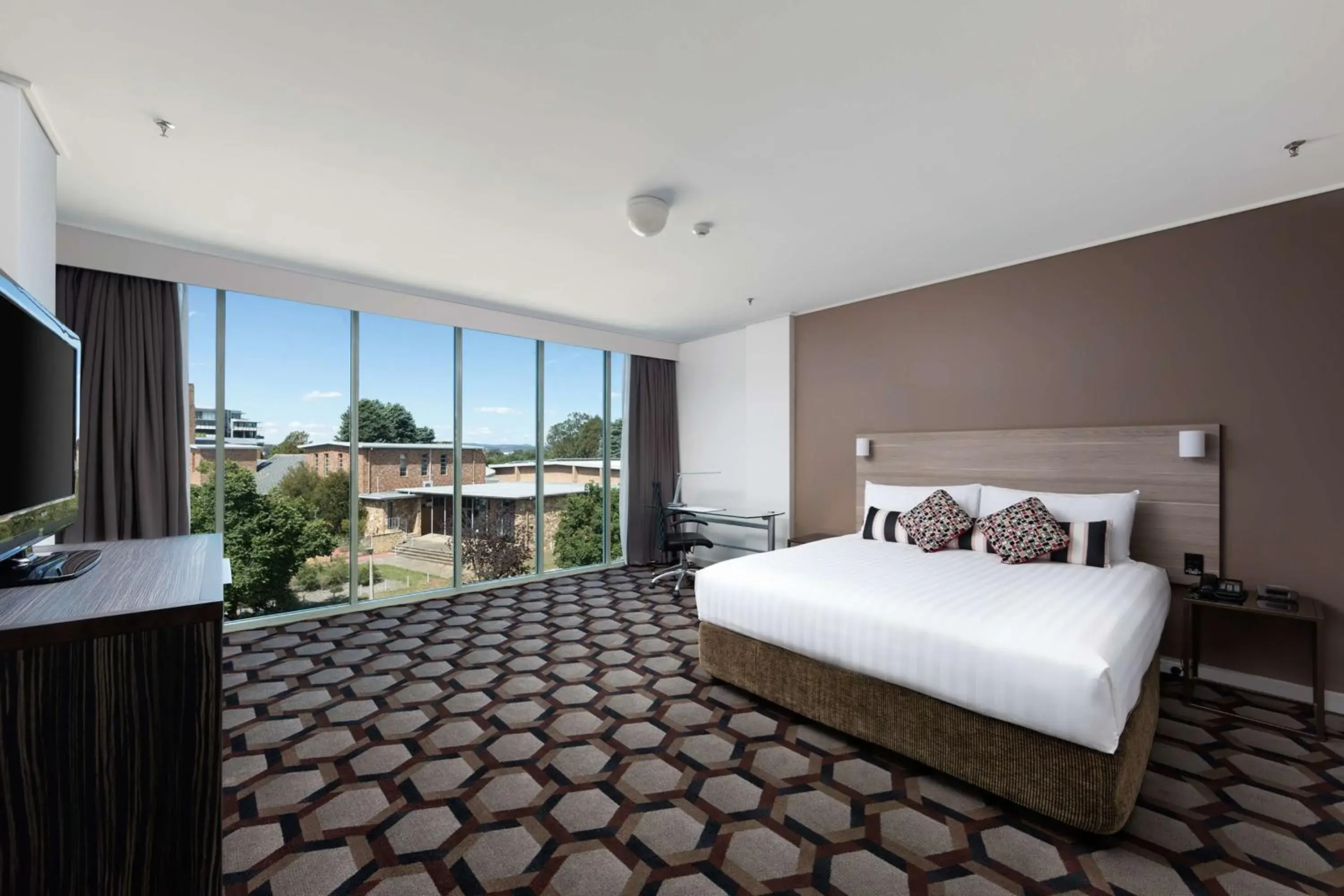 Photo of the whole room, Bed in Rydges Canberra Photo of the whole room, Bed in Rydges Canberra