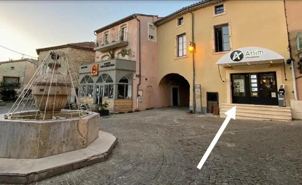 Property building in La Villa Tria Castella Property building in La Villa Tria Castella