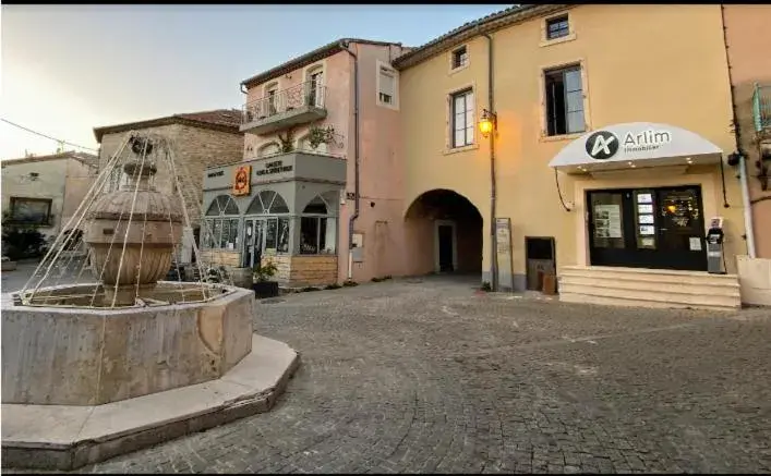 Property building in La Villa Tria Castella Property building in La Villa Tria Castella