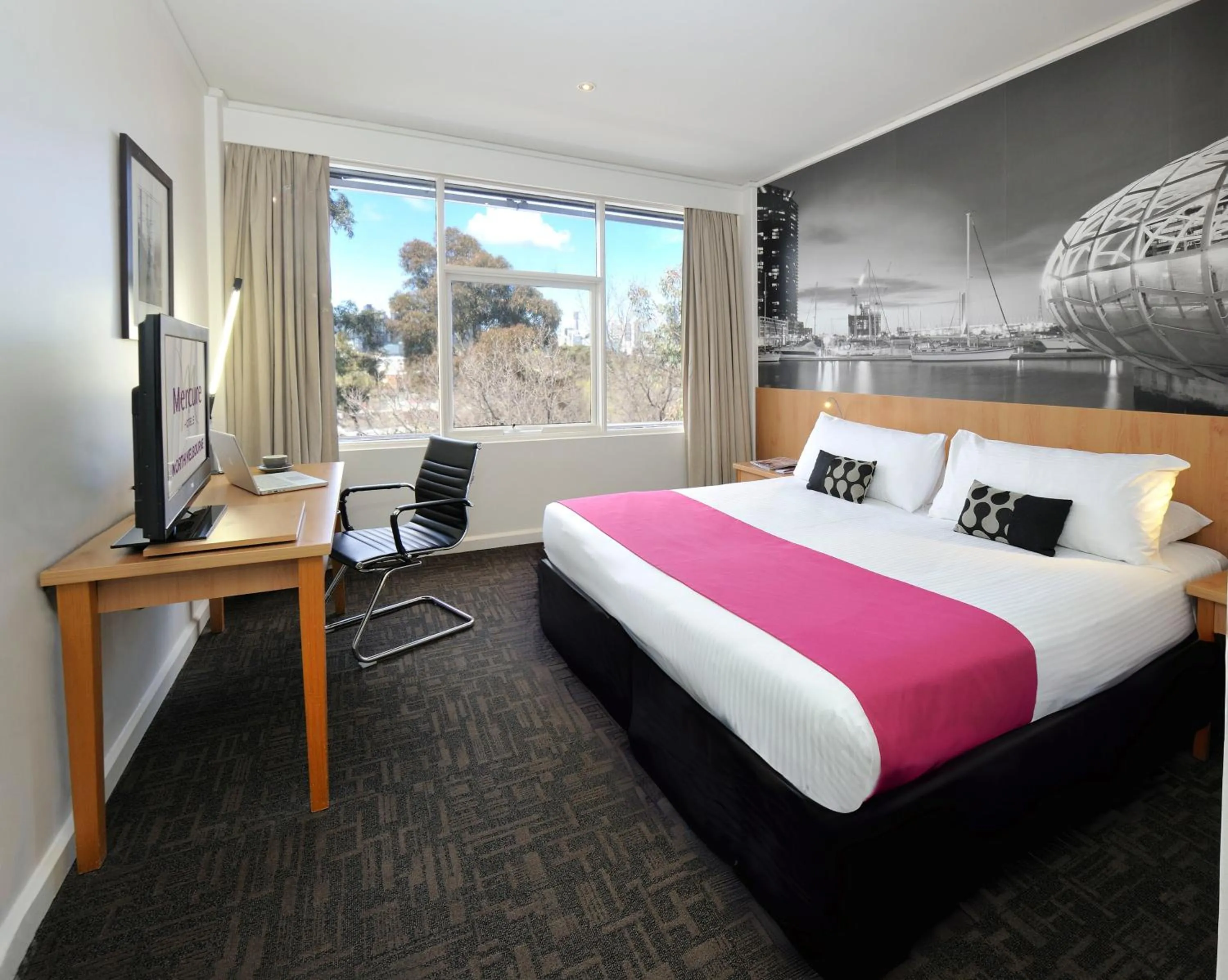TV and multimedia, Bed in Mercure North Melbourne
