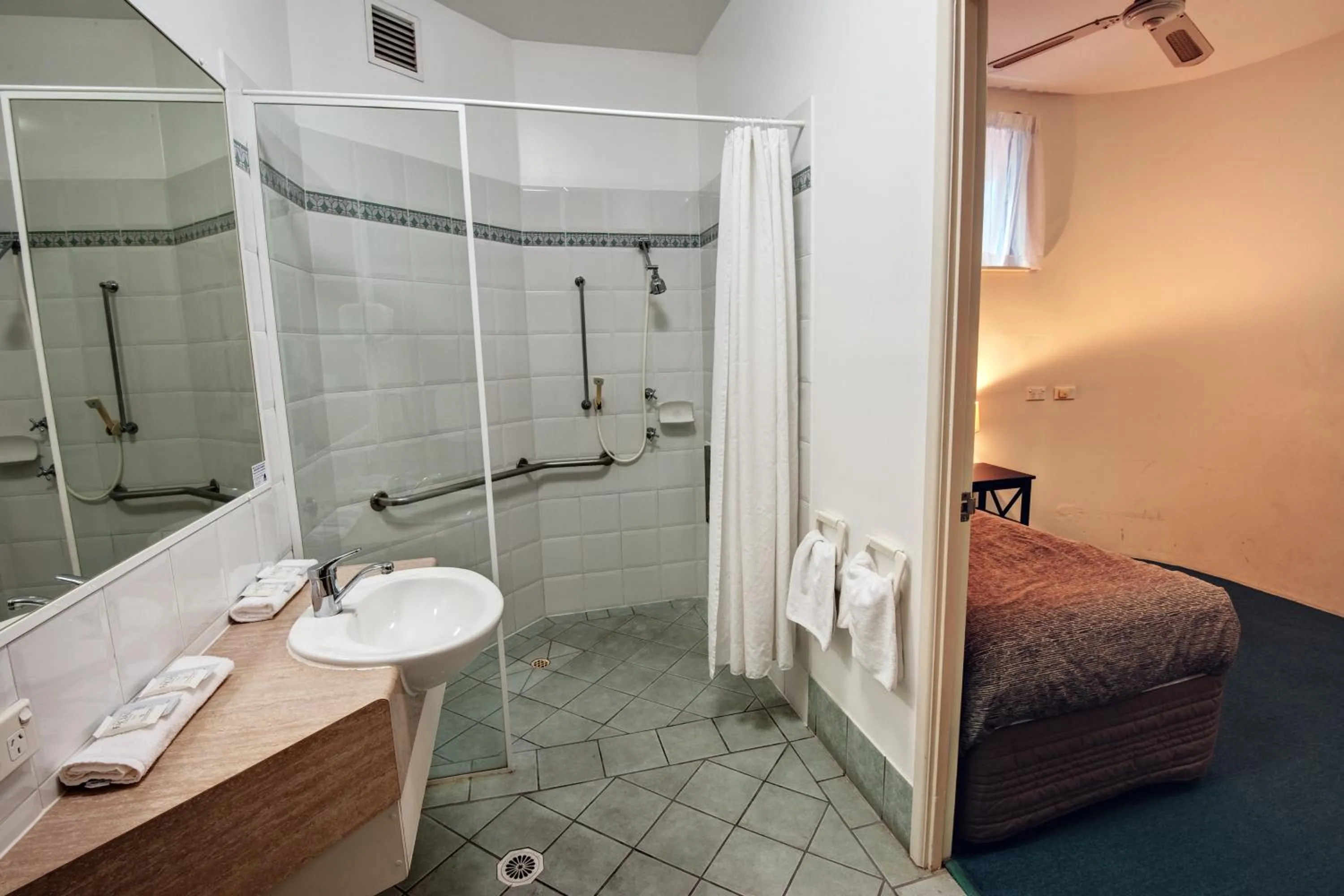 Bathroom, Bed in Nautilus Resort Mooloolaba