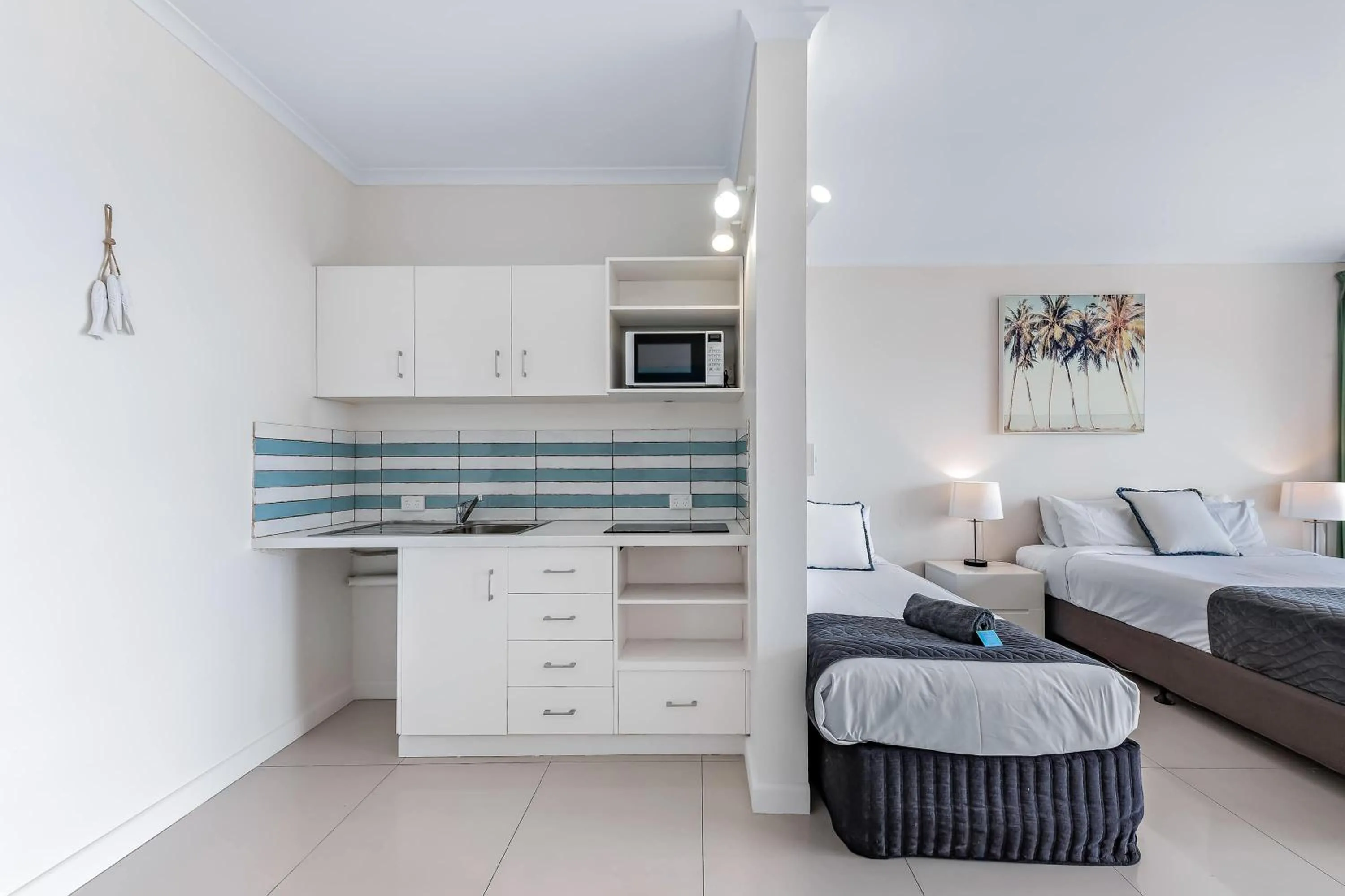 Bed in Central Ocean View Studio 27a KIDS STAY FREE