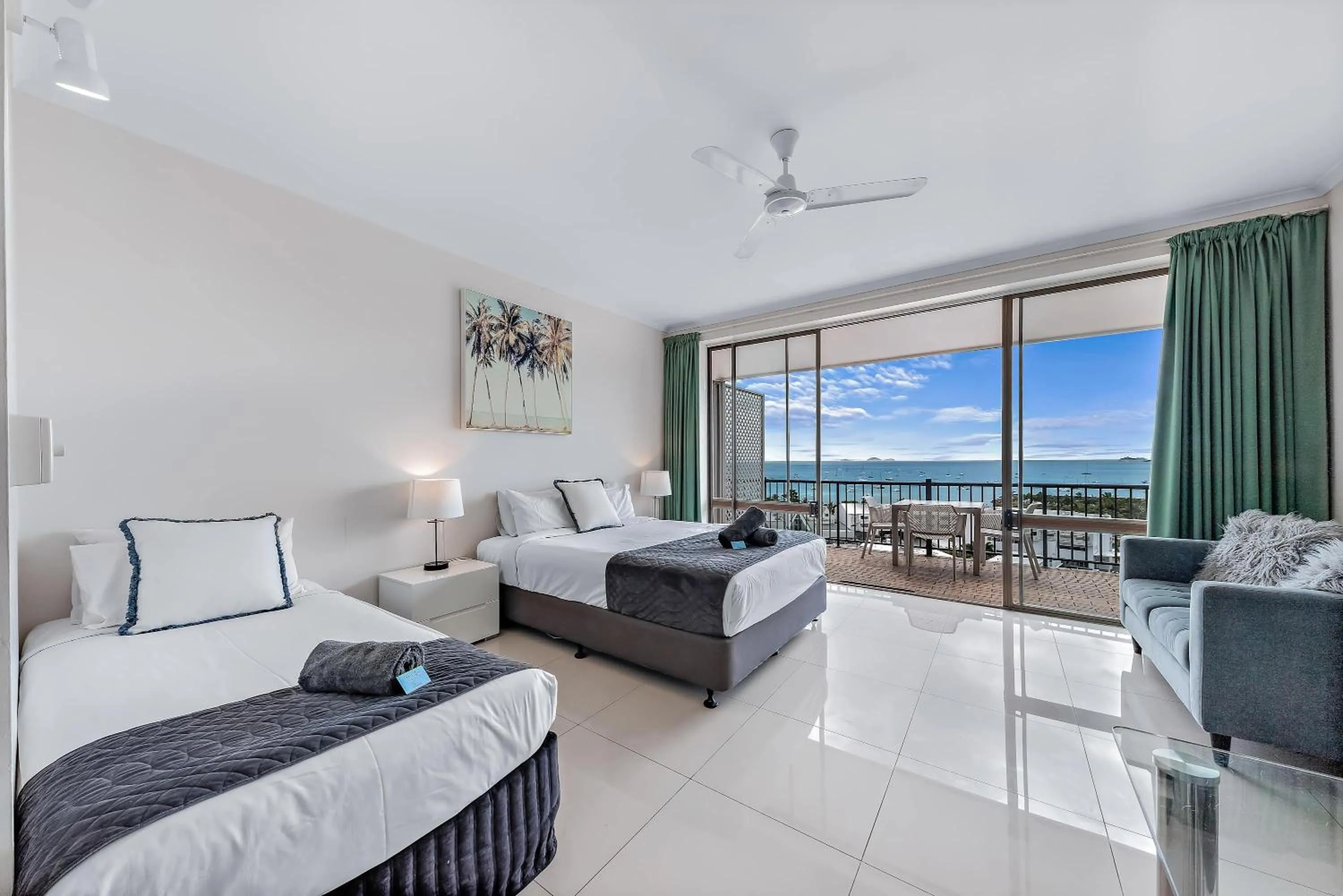 Bed in Central Ocean View Studio 27a KIDS STAY FREE