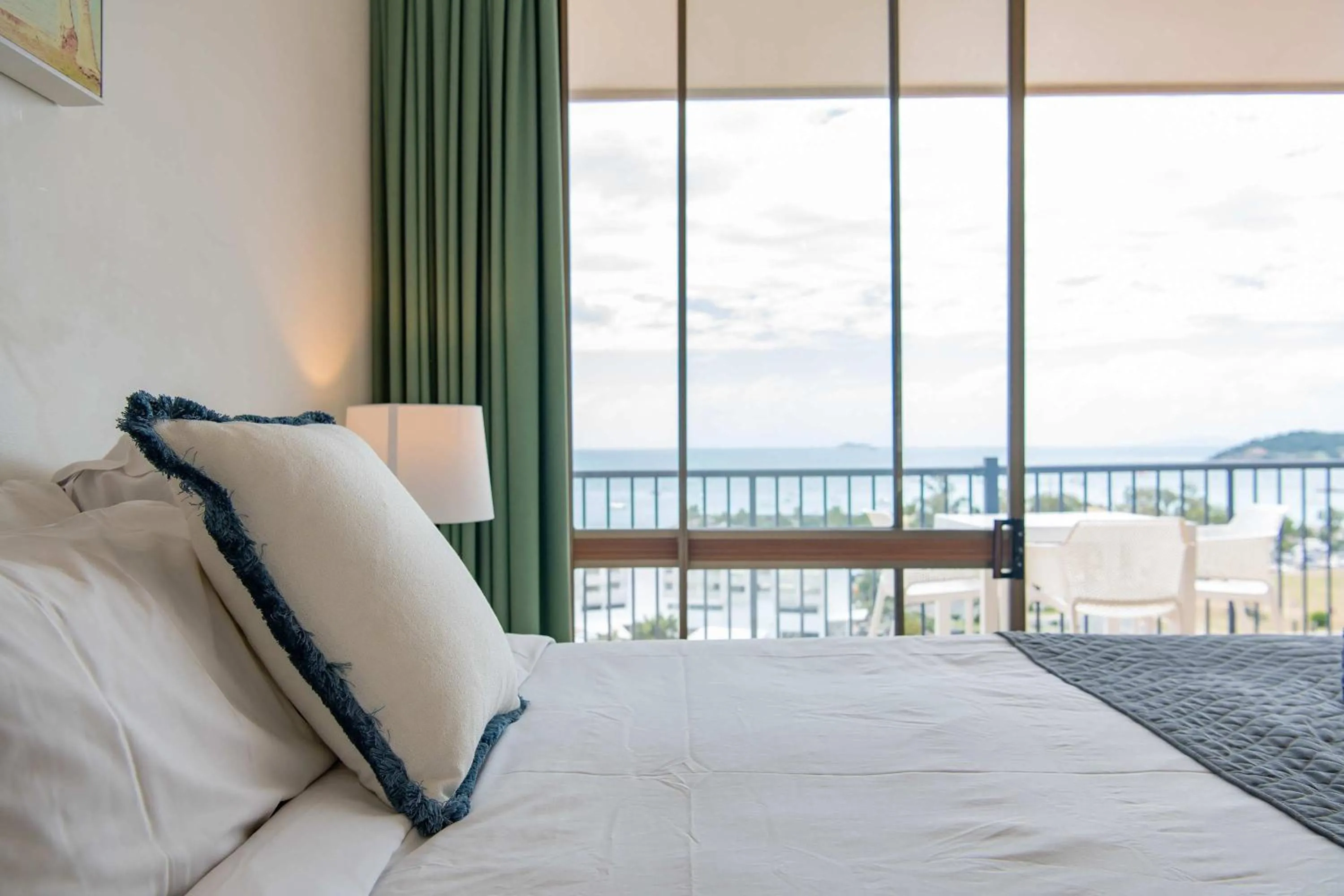 Bed in Central Ocean View Studio 27a KIDS STAY FREE