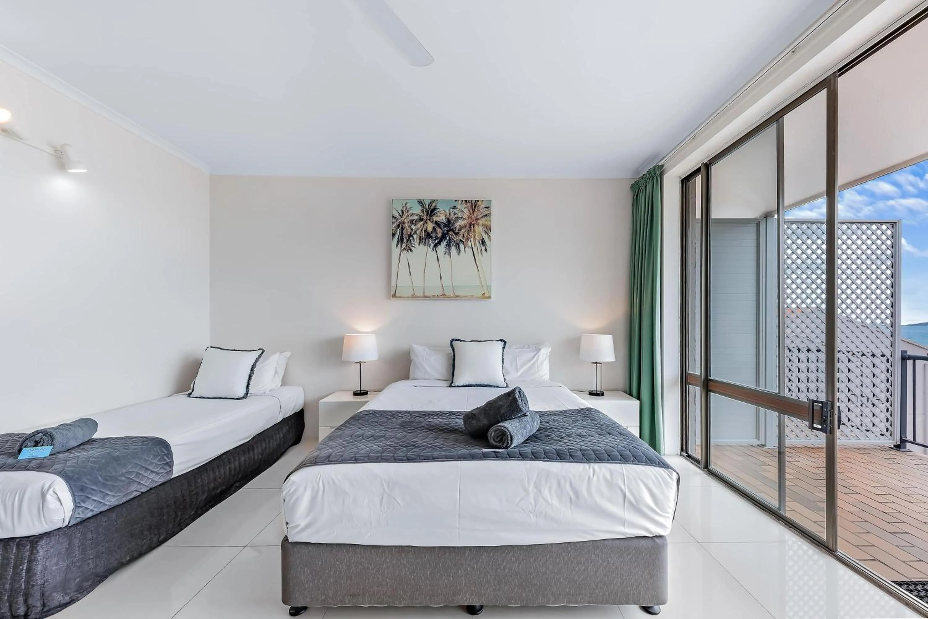 Bed in Central Ocean View Studio 27a KIDS STAY FREE