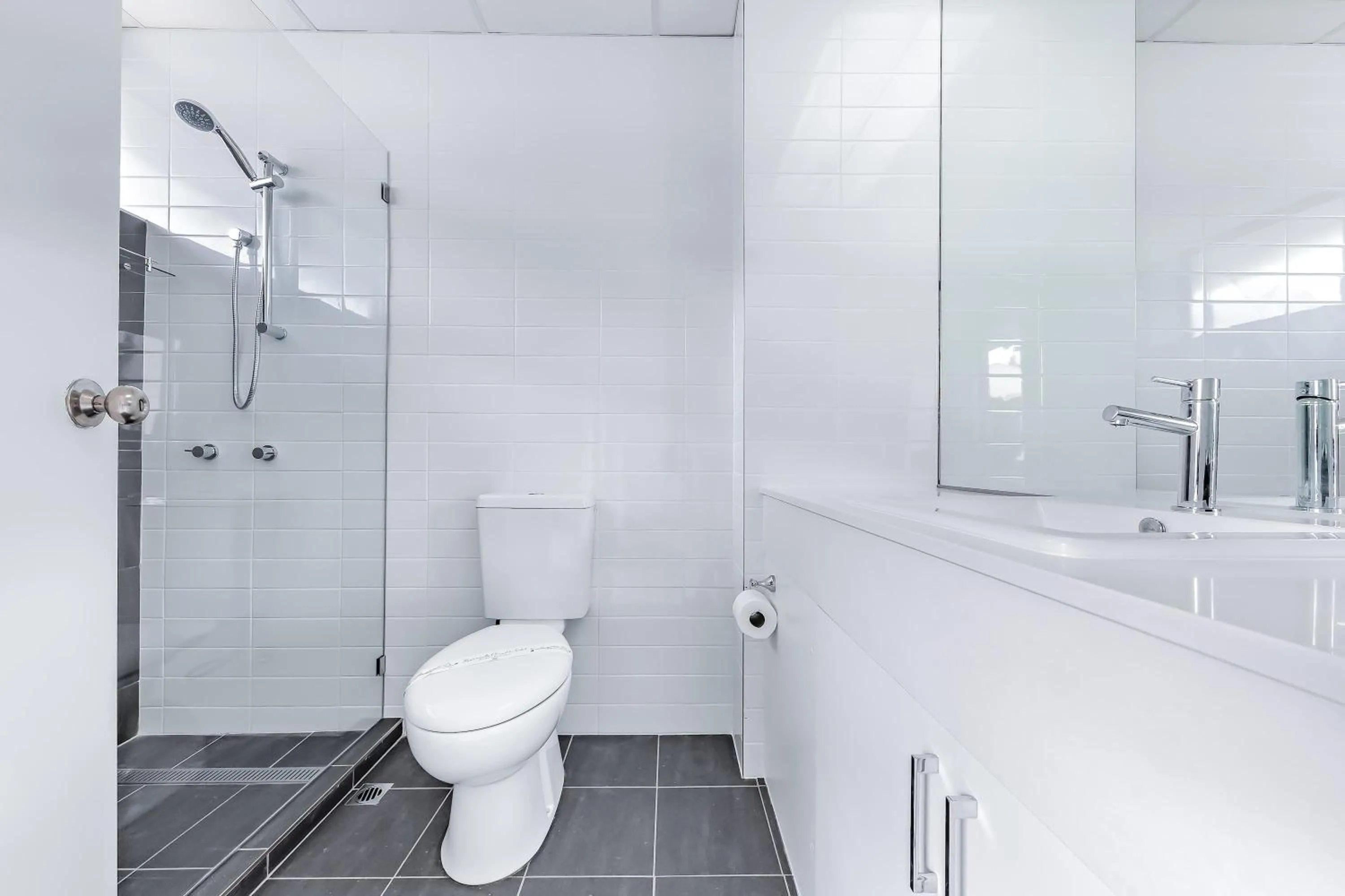 Shower in Central Ocean View Studio 27a KIDS STAY FREE