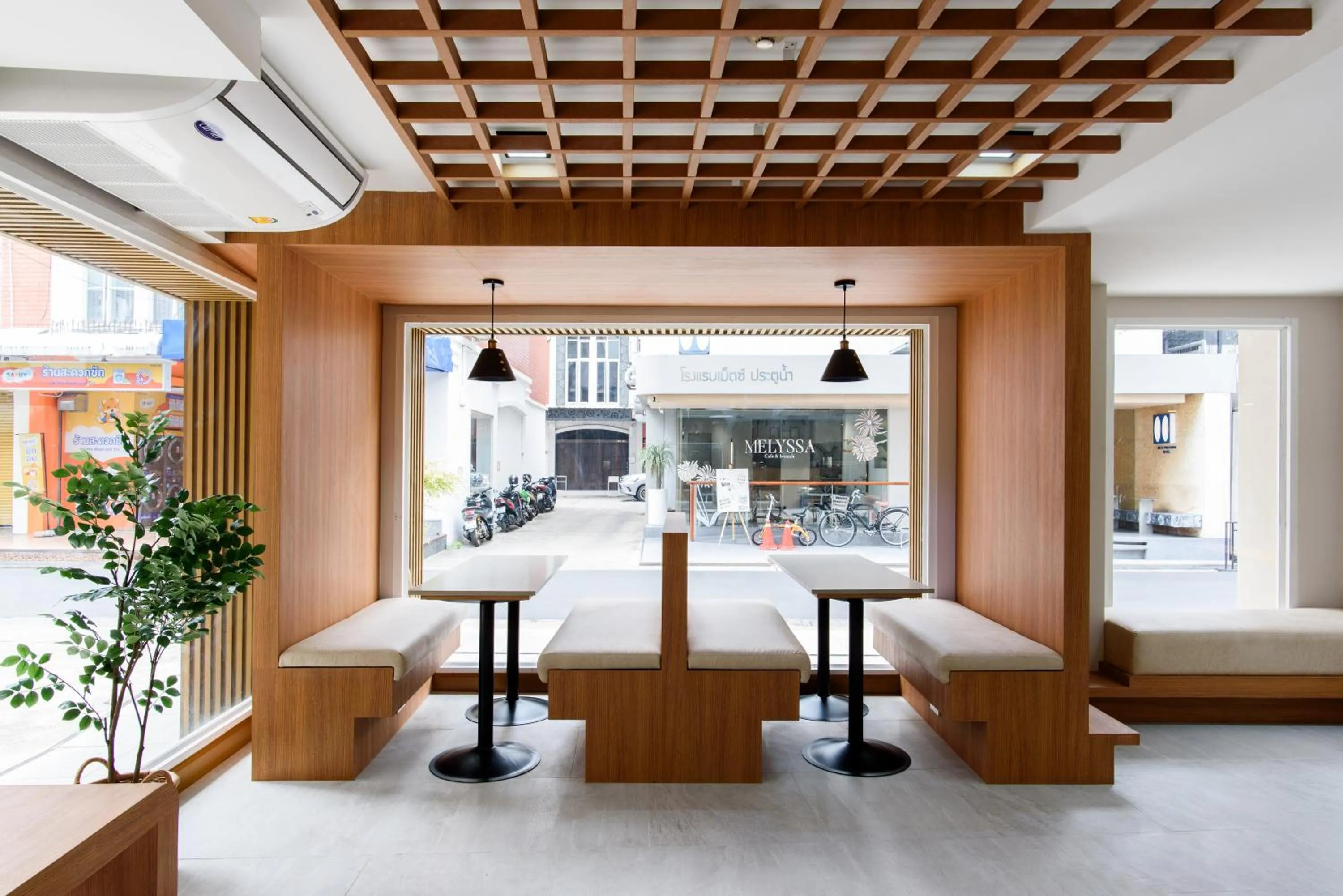 Restaurant/places to eat in Grand Watergate Hotel