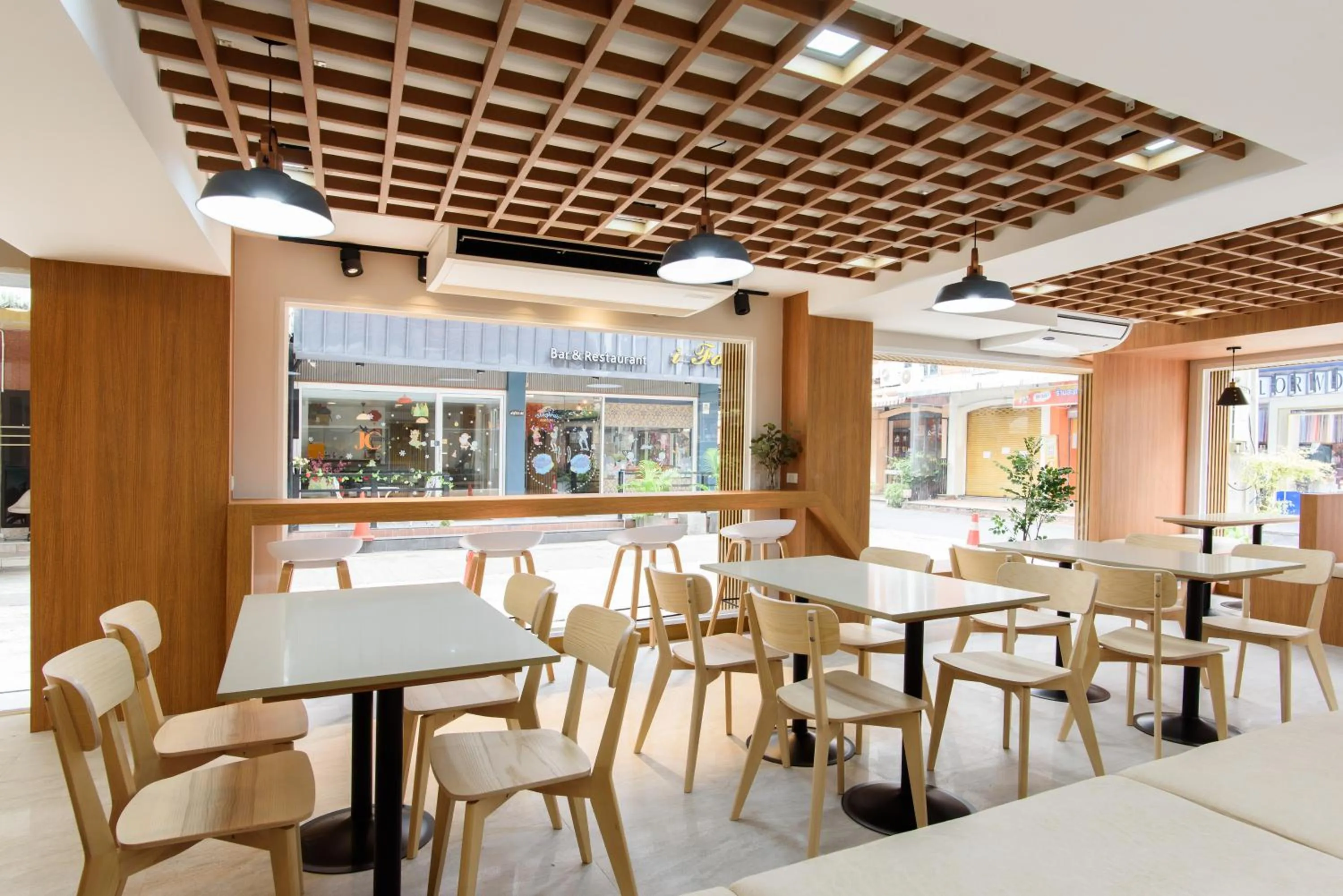 Restaurant/places to eat in Grand Watergate Hotel