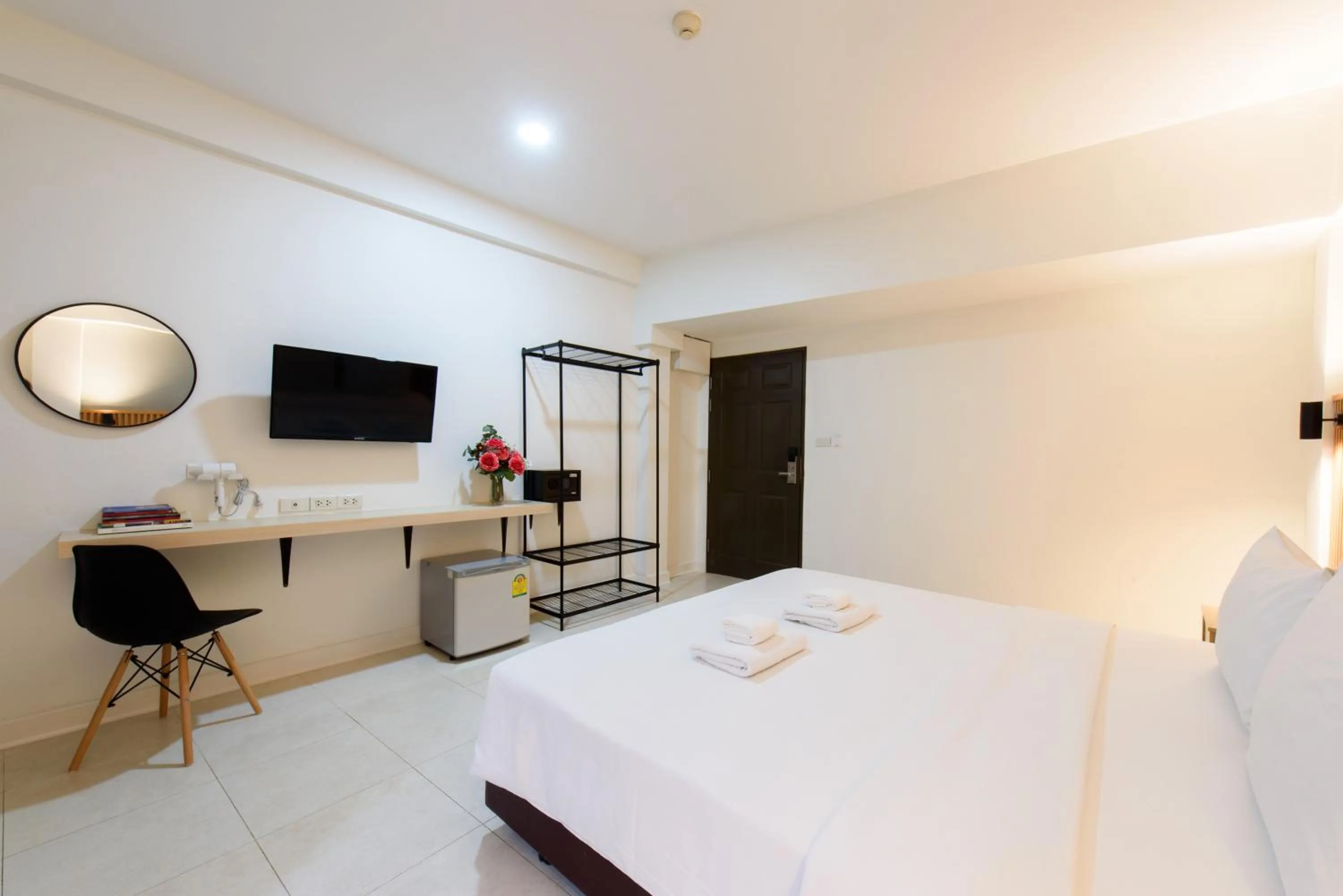 Photo of the whole room, Bed in Grand Watergate Hotel